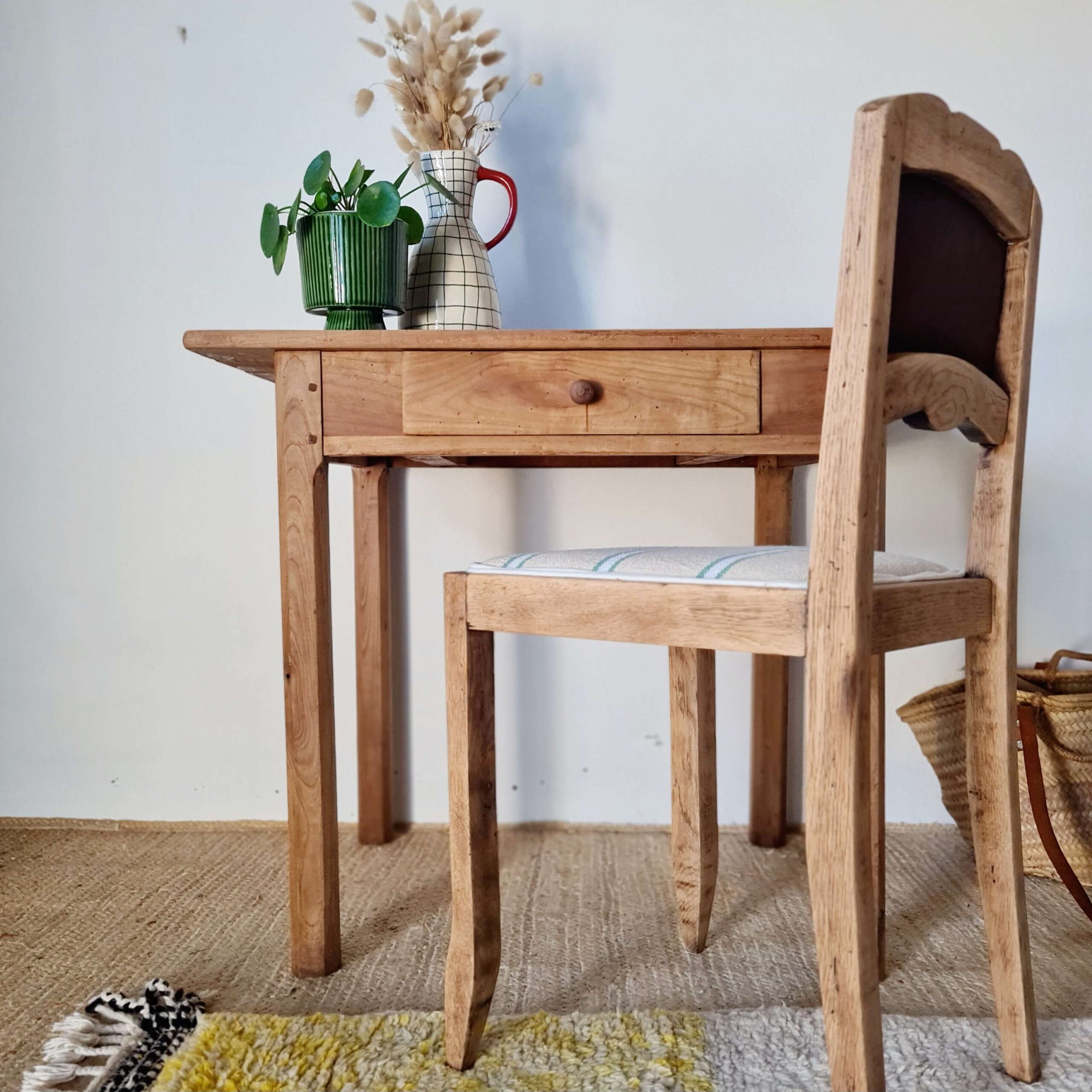 Page 1 of 11 Petite table de ferme ancienne en bois – bureau rustique vintage