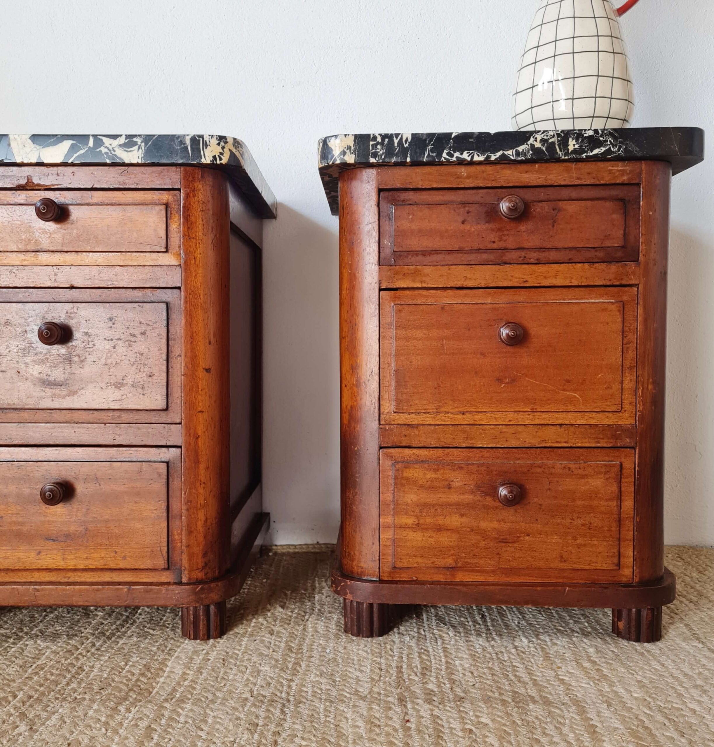 Paire de chevets Art déco en bois et marbre noir