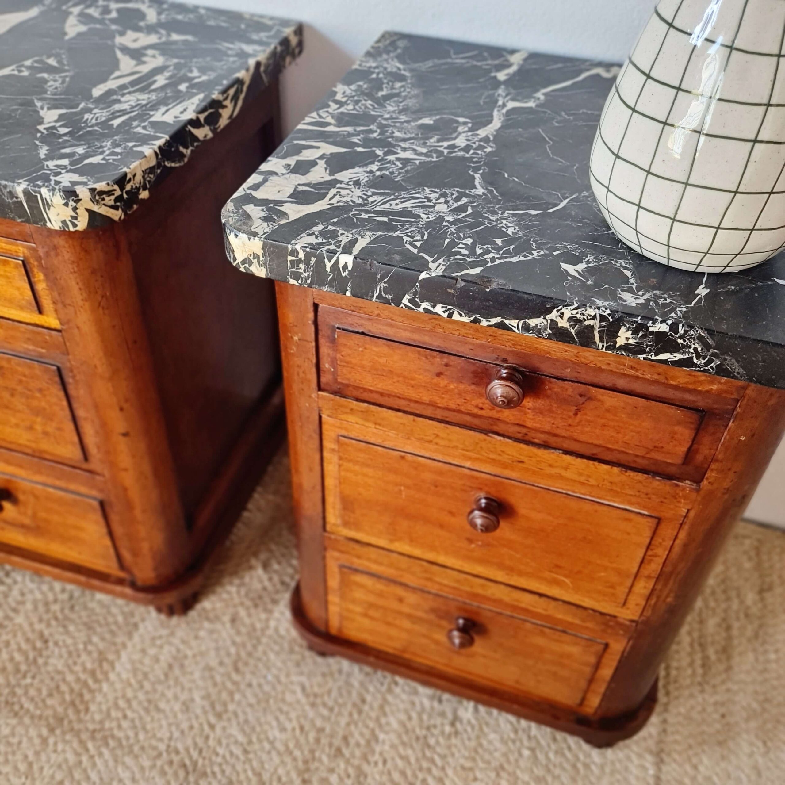 Paire de chevets Art déco en bois et marbre noir