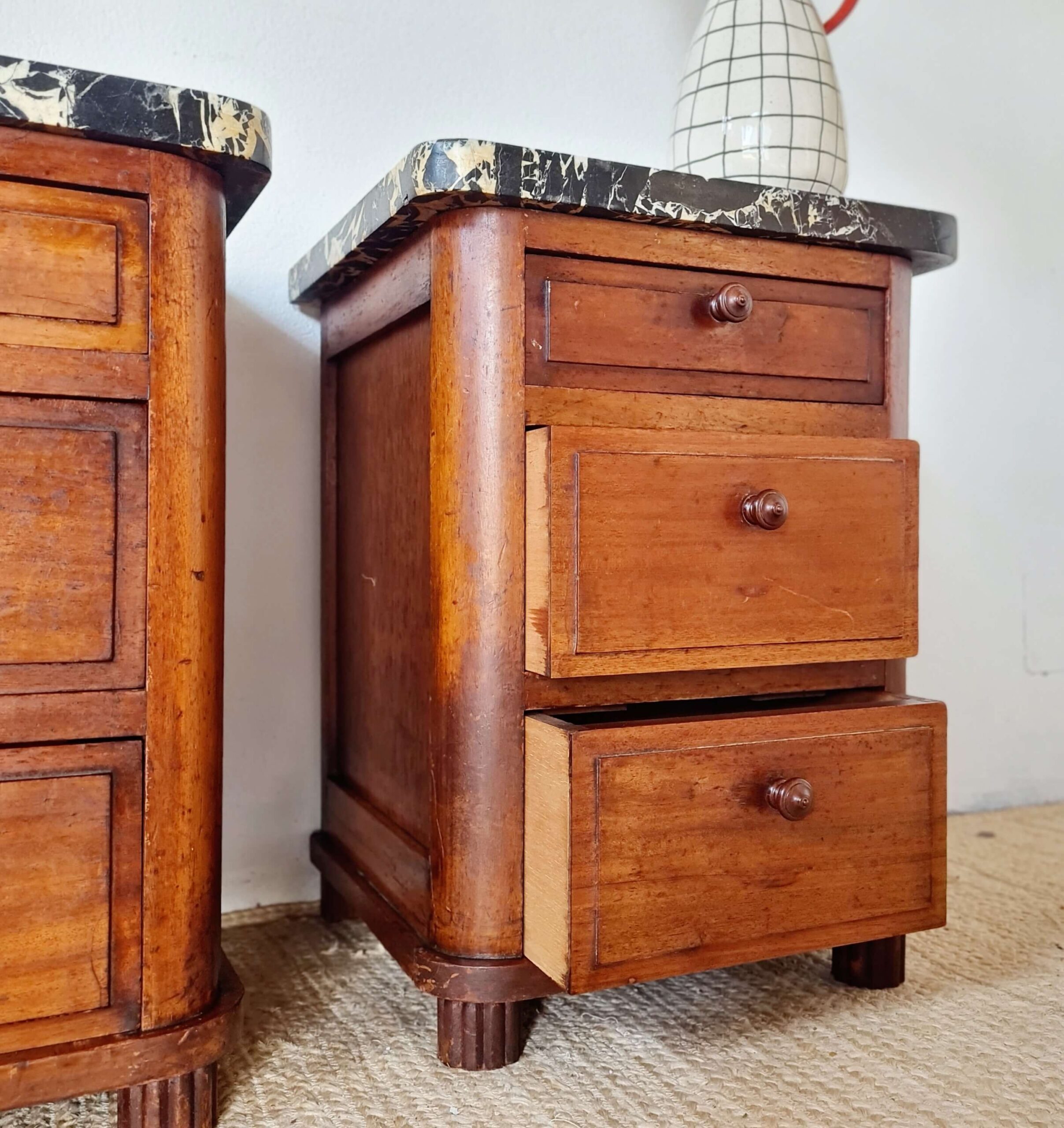 Paire de chevets Art déco en bois et marbre noir