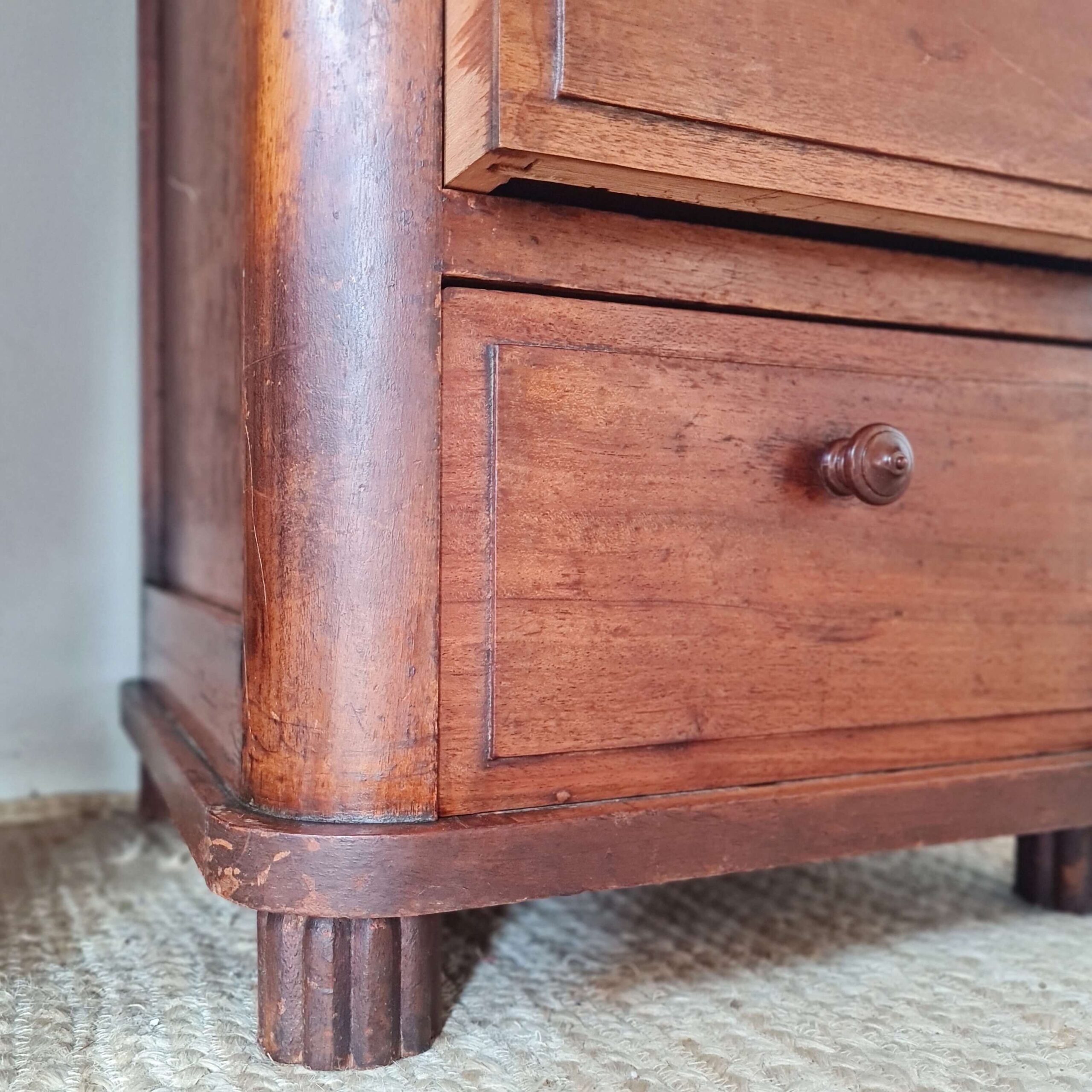 Paire de chevets Art déco en bois et marbre noir