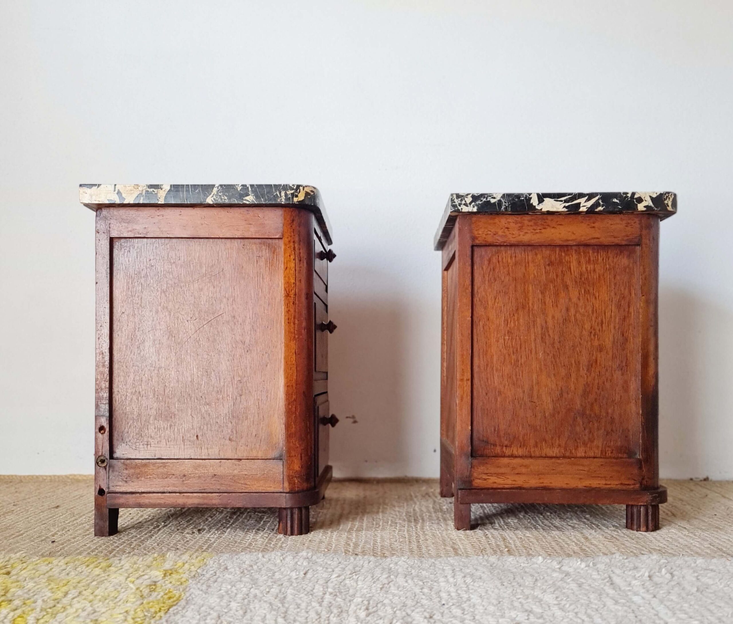 Paire de chevets Art déco en bois et marbre noir