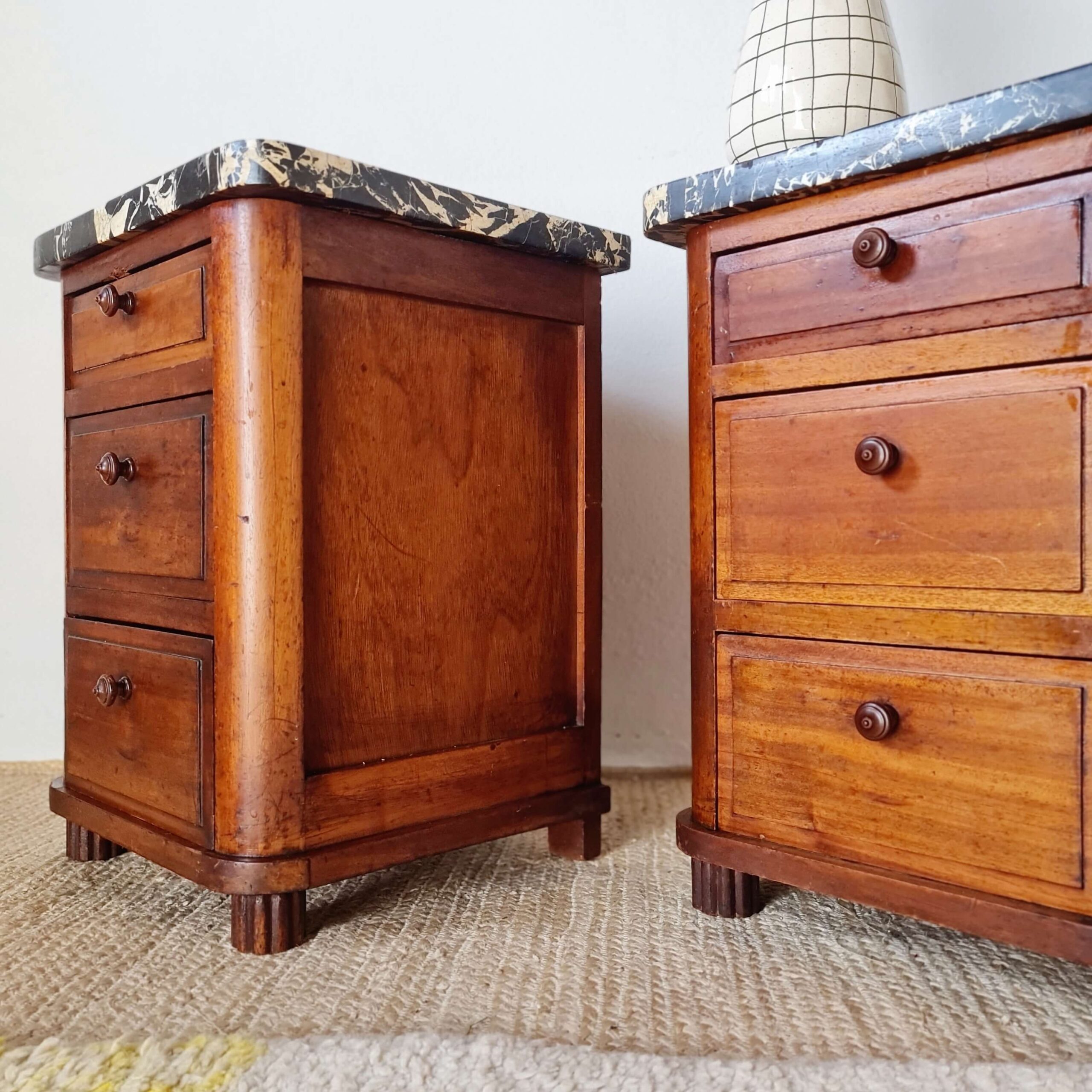 Paire de chevets Art déco en bois et marbre noir