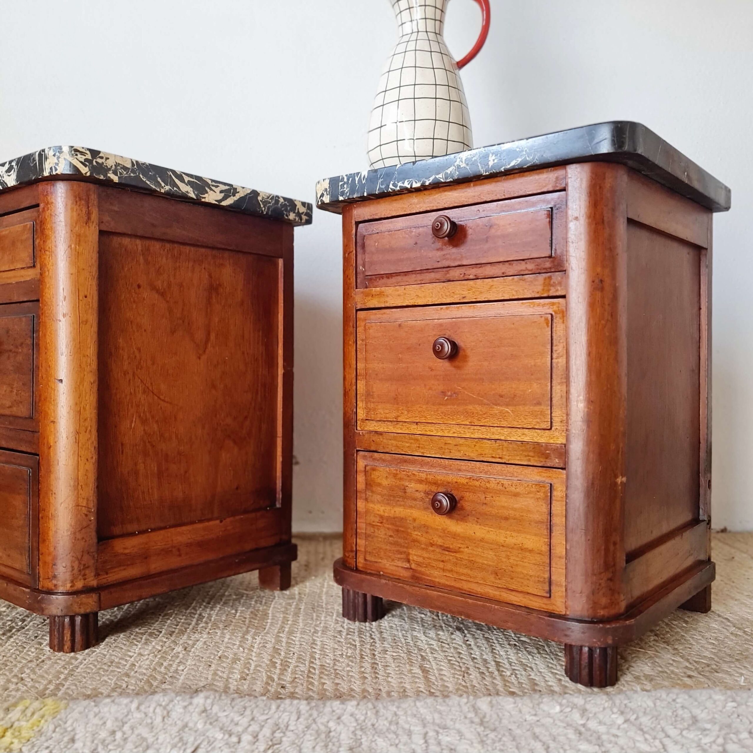 Paire de chevets Art déco en bois et marbre noir