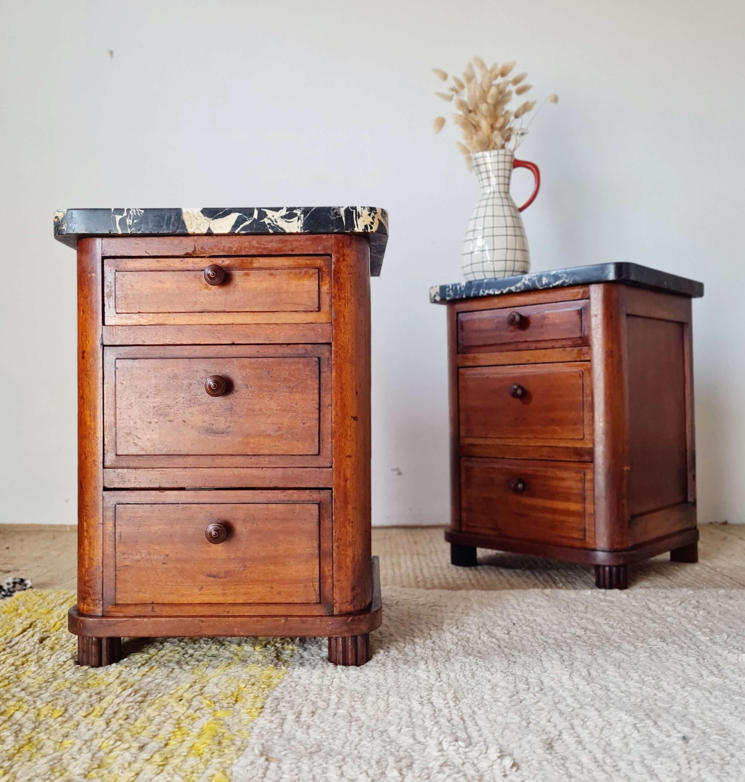 Paire de chevets Art déco en bois et marbre noir