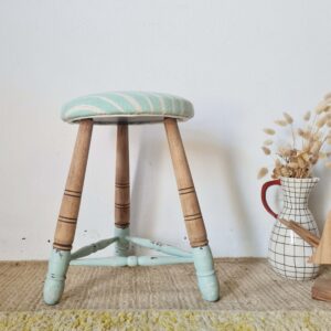 tabouret-tripode-bois-vintage-renove-style-campagne