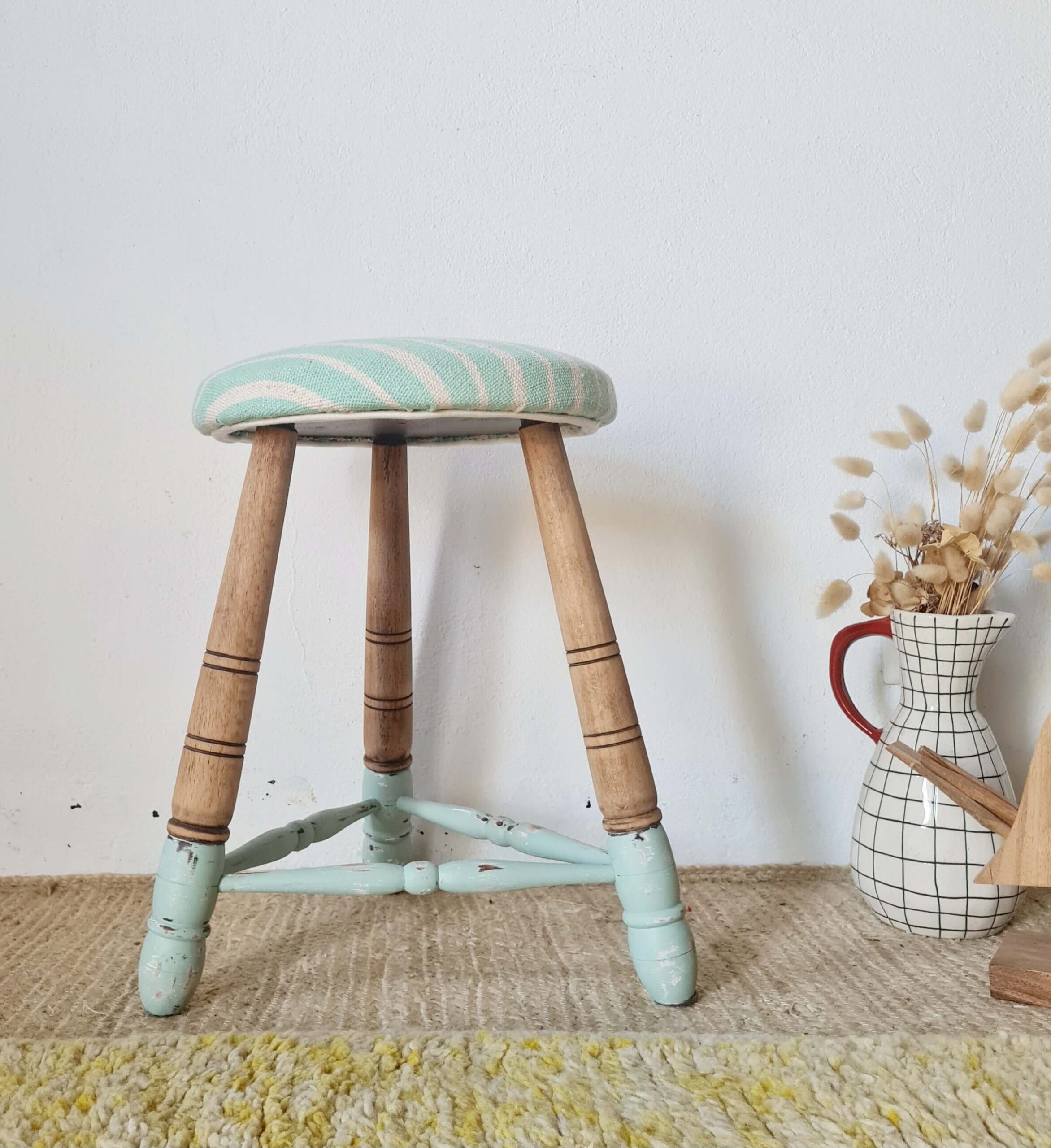 tabouret-tripode-bois-vintage-renove-style-campagne