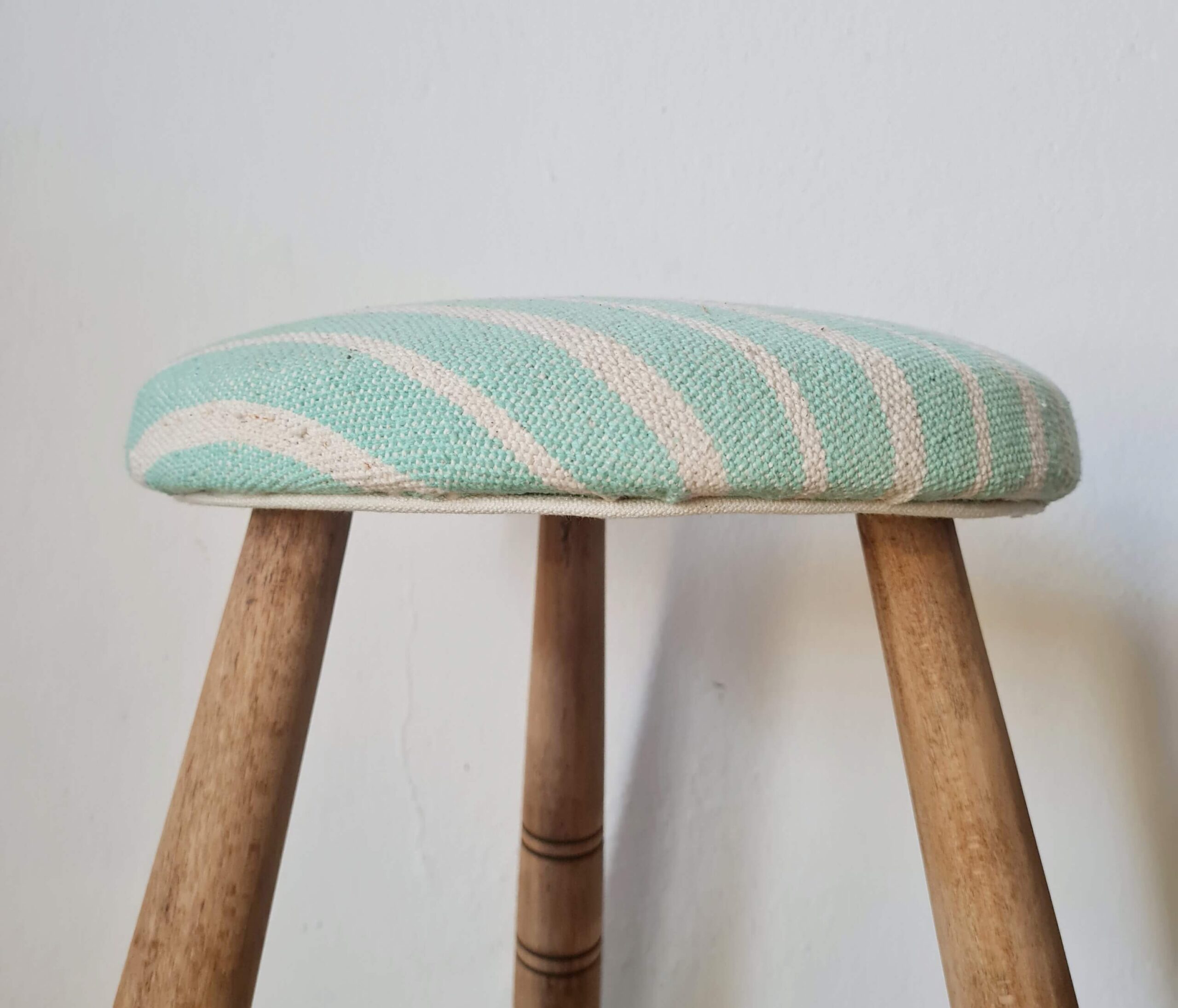assise-tissu-raye-vert-eau-tabouret-retro