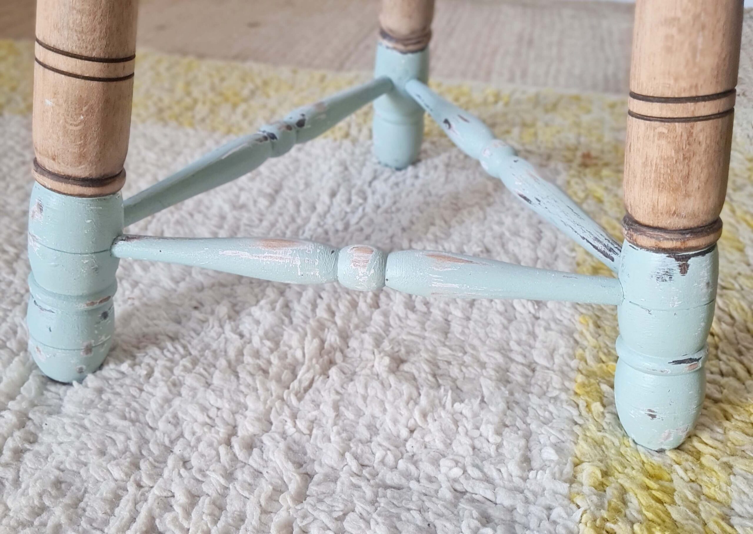 pietement-tripode-bois-peint-vert-pastel