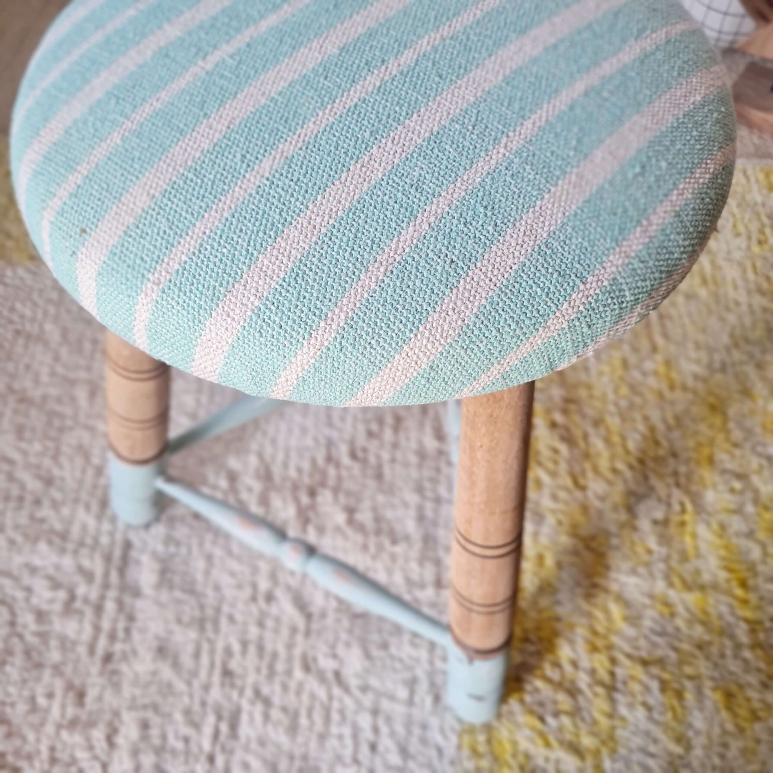 tissu-ameublement-raye-vert-eau-dessus-tabouret