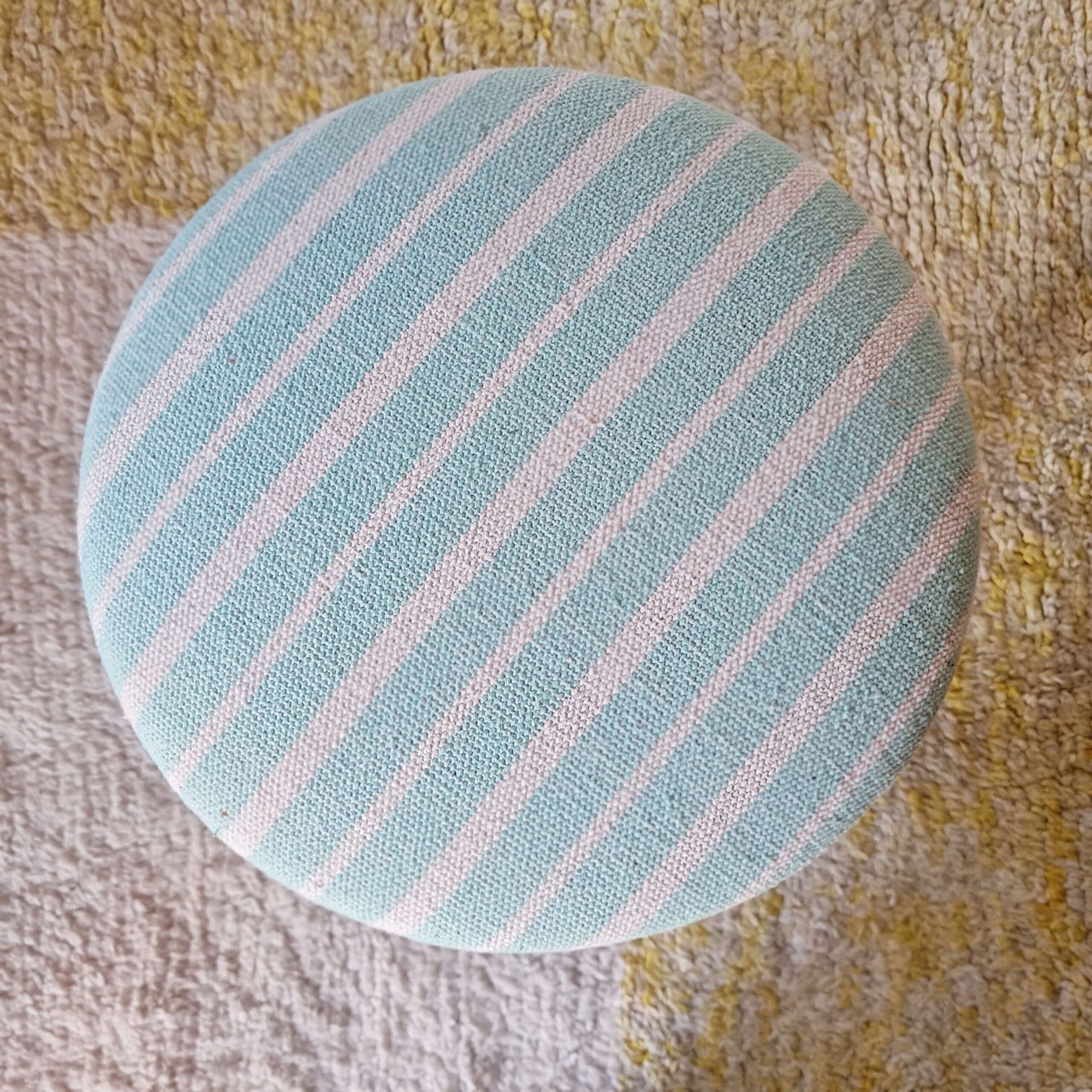 tissu-ameublement-raye-vert-eau-dessus-tabouret