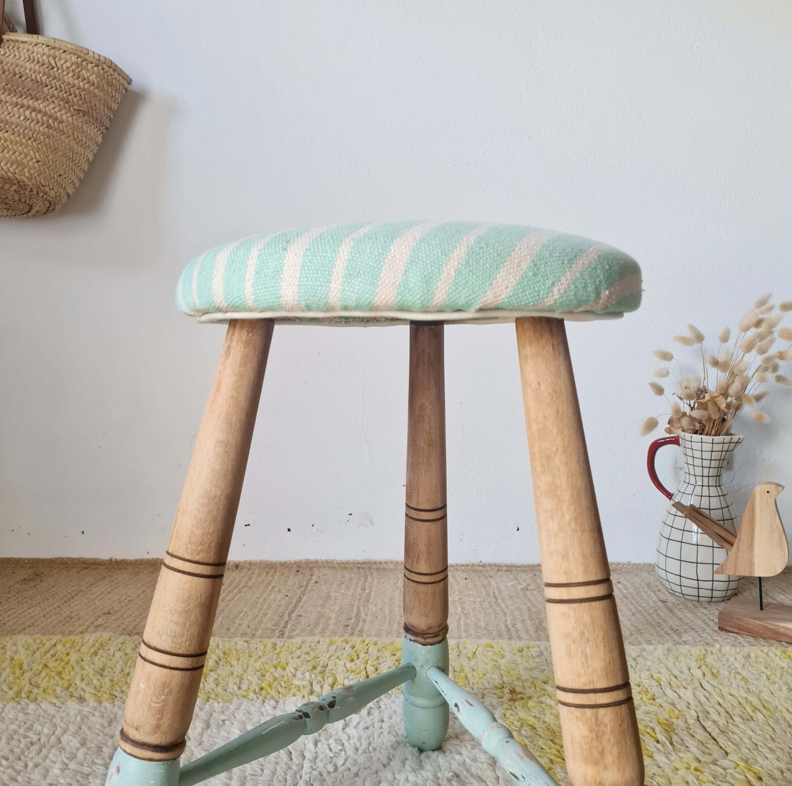 petit-tabouret-appoint-vintage-bois-et-vert