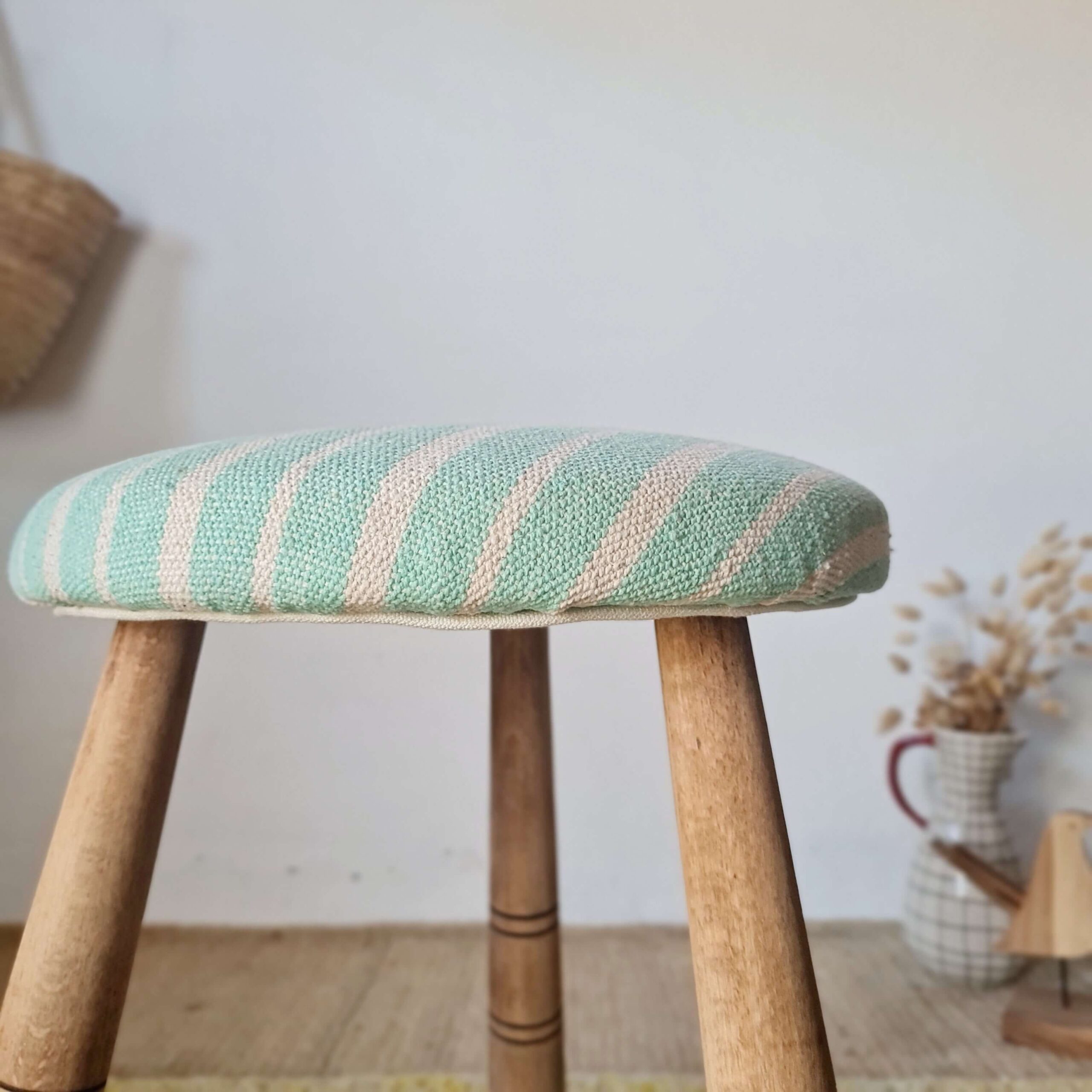assise-ronde-retapissee-tabouret-tripode-campagne