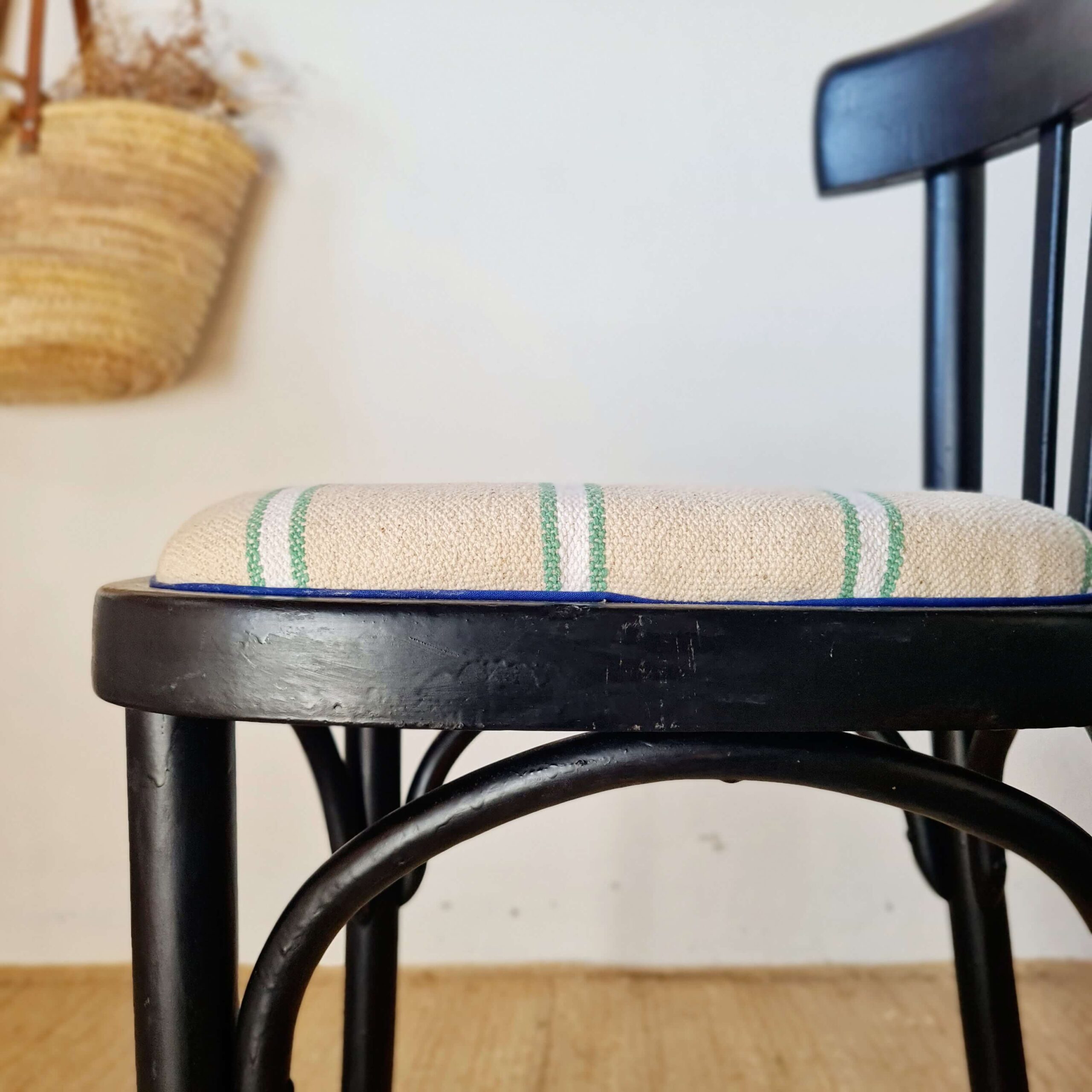 Chaise bistrot bois courbé noir assise rayures