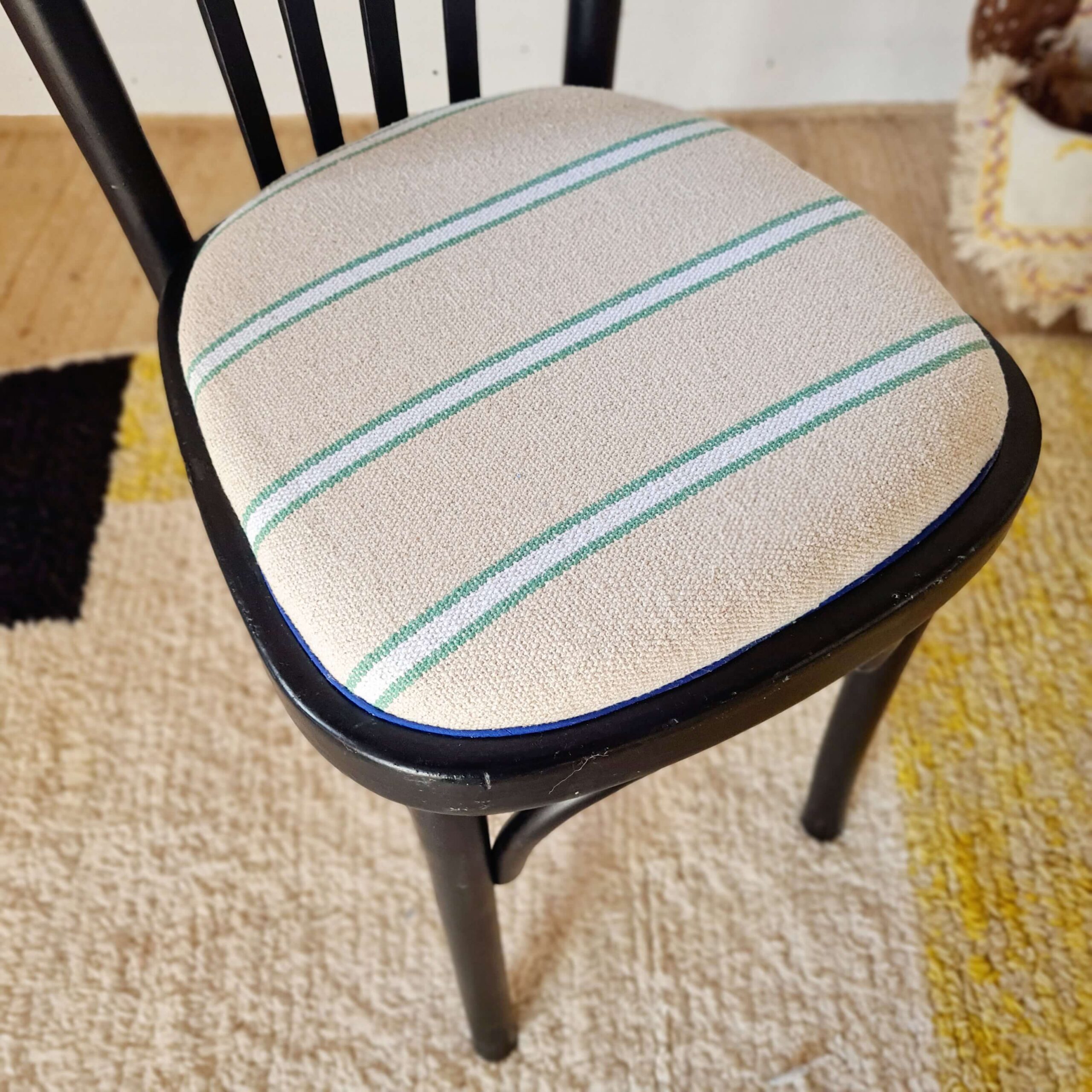 Chaise bistrot bois courbé noir assise rayures