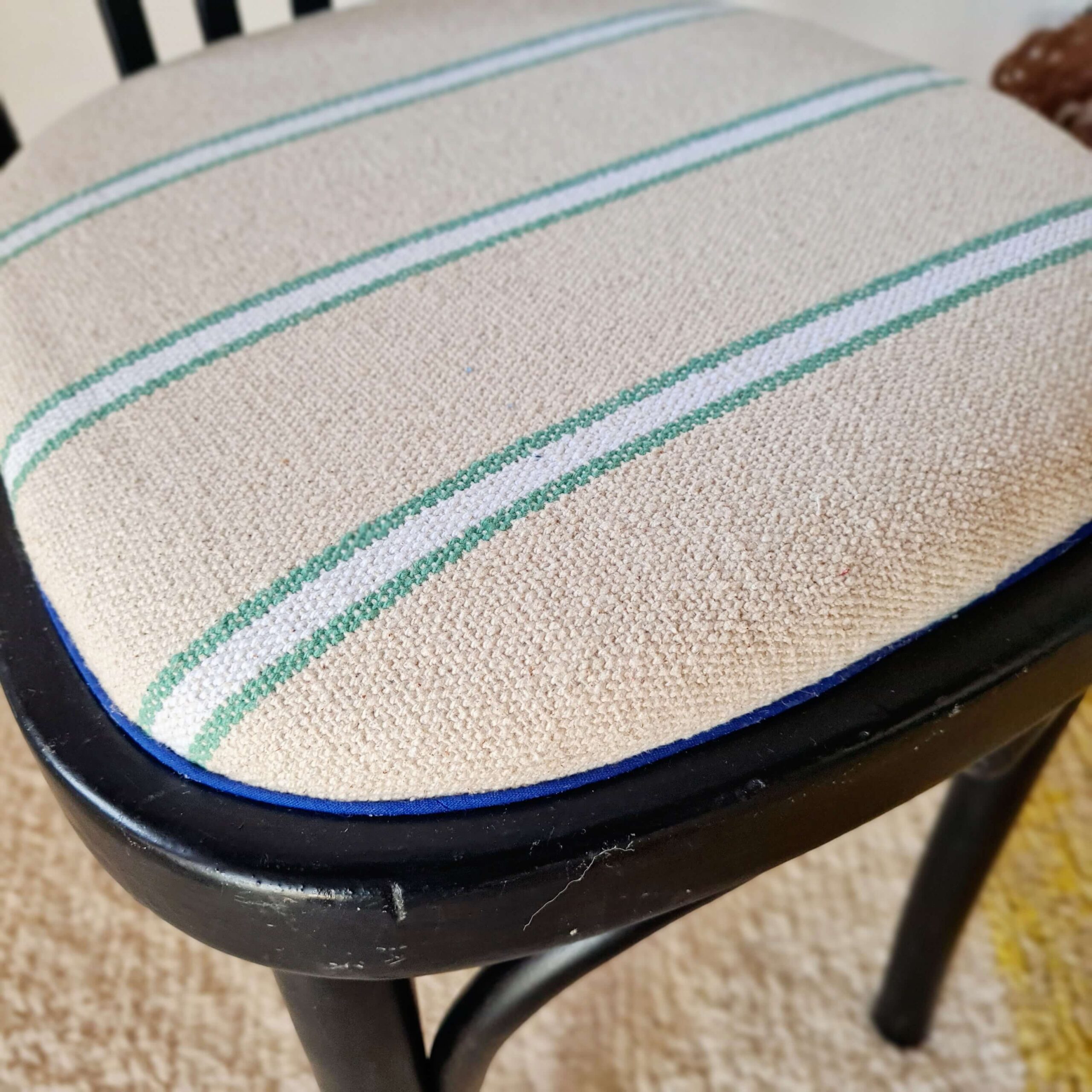 Chaise bistrot bois courbé noir assise rayures