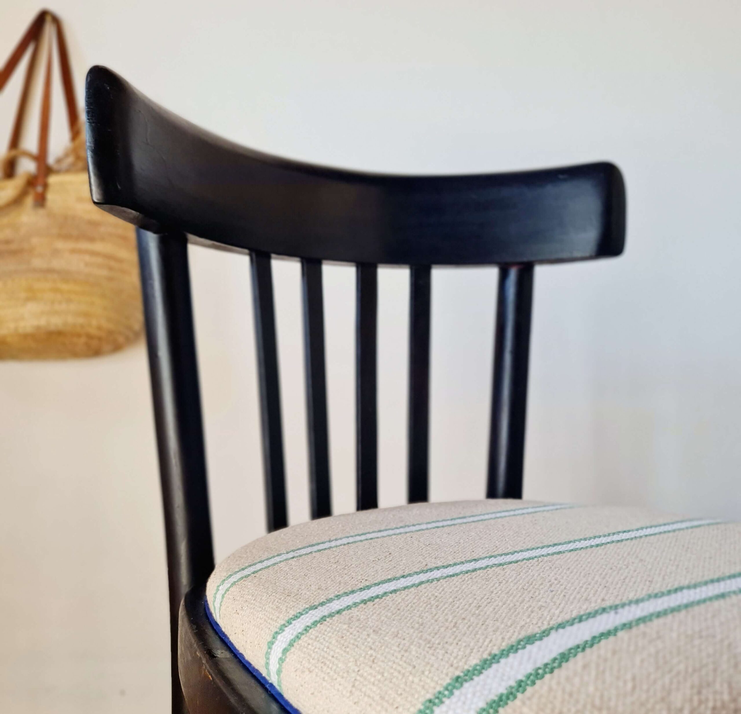 Chaise bistrot bois courbé noir assise rayures