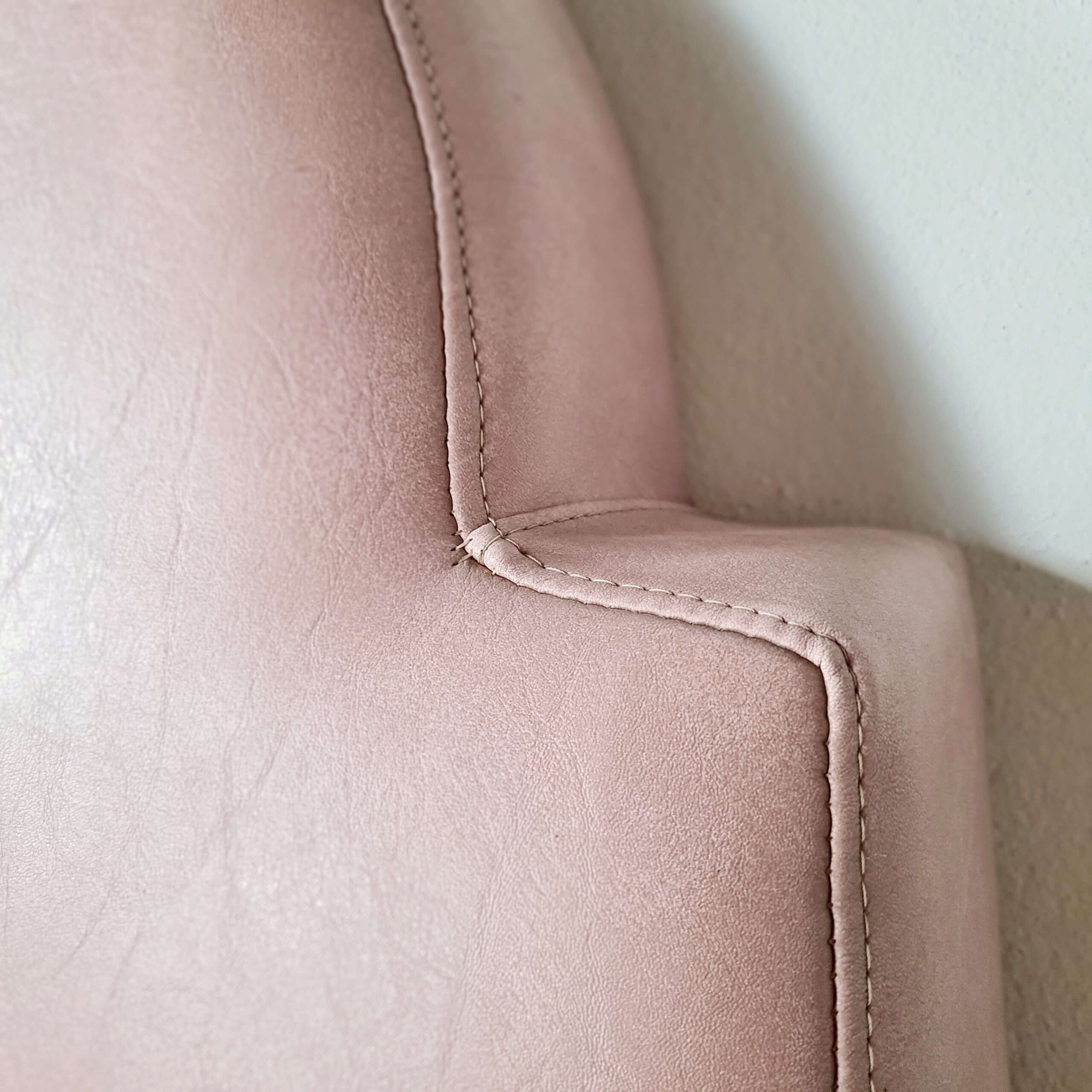 Chauffeuse vintage dossier éventail – Style Art Déco – Rose poudré