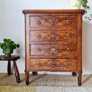 Commode ancienne style Louis XV en ronce de noyer – 4 tiroirs