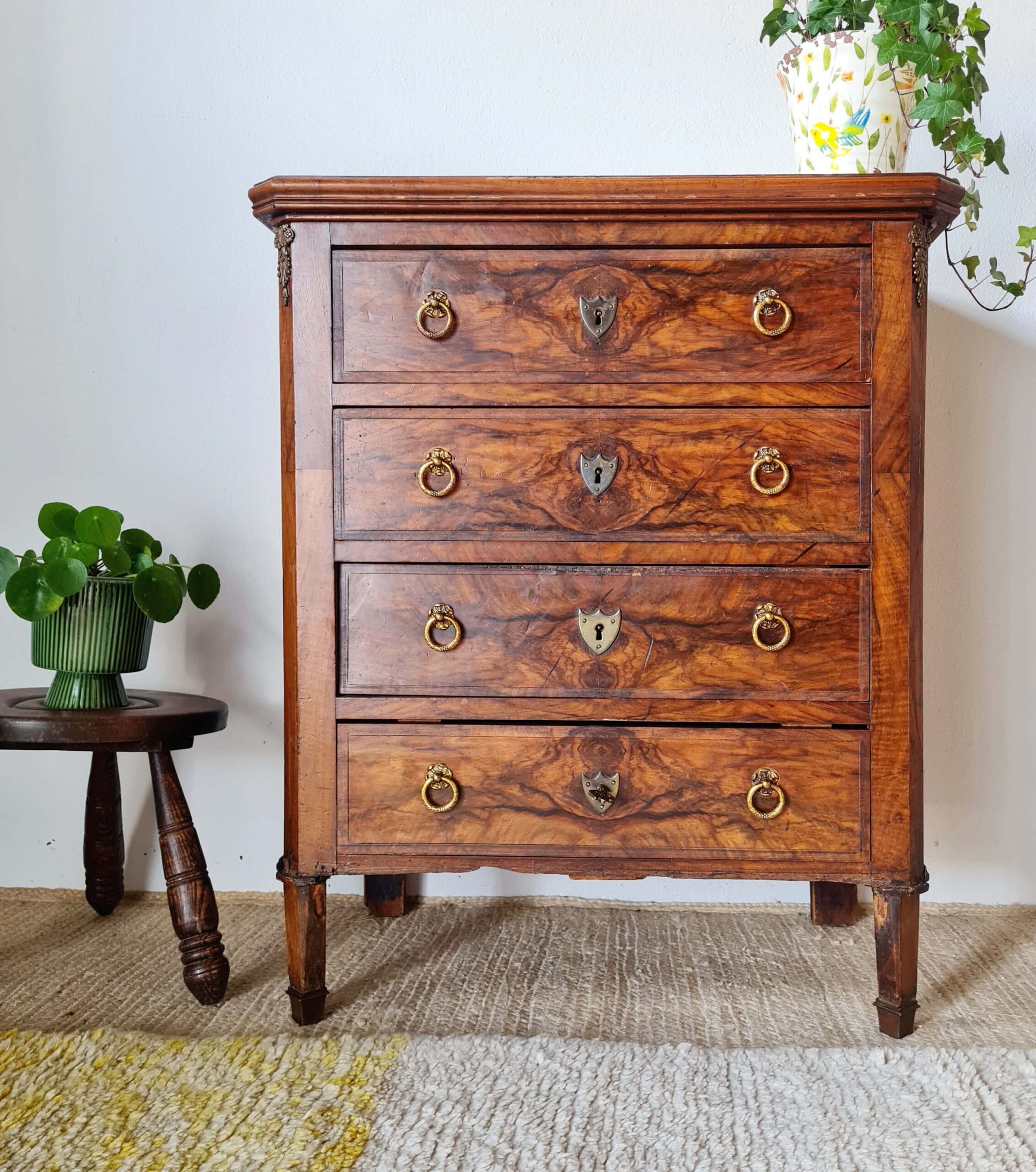 Commode ancienne style Louis XV en ronce de noyer – 4 tiroirs