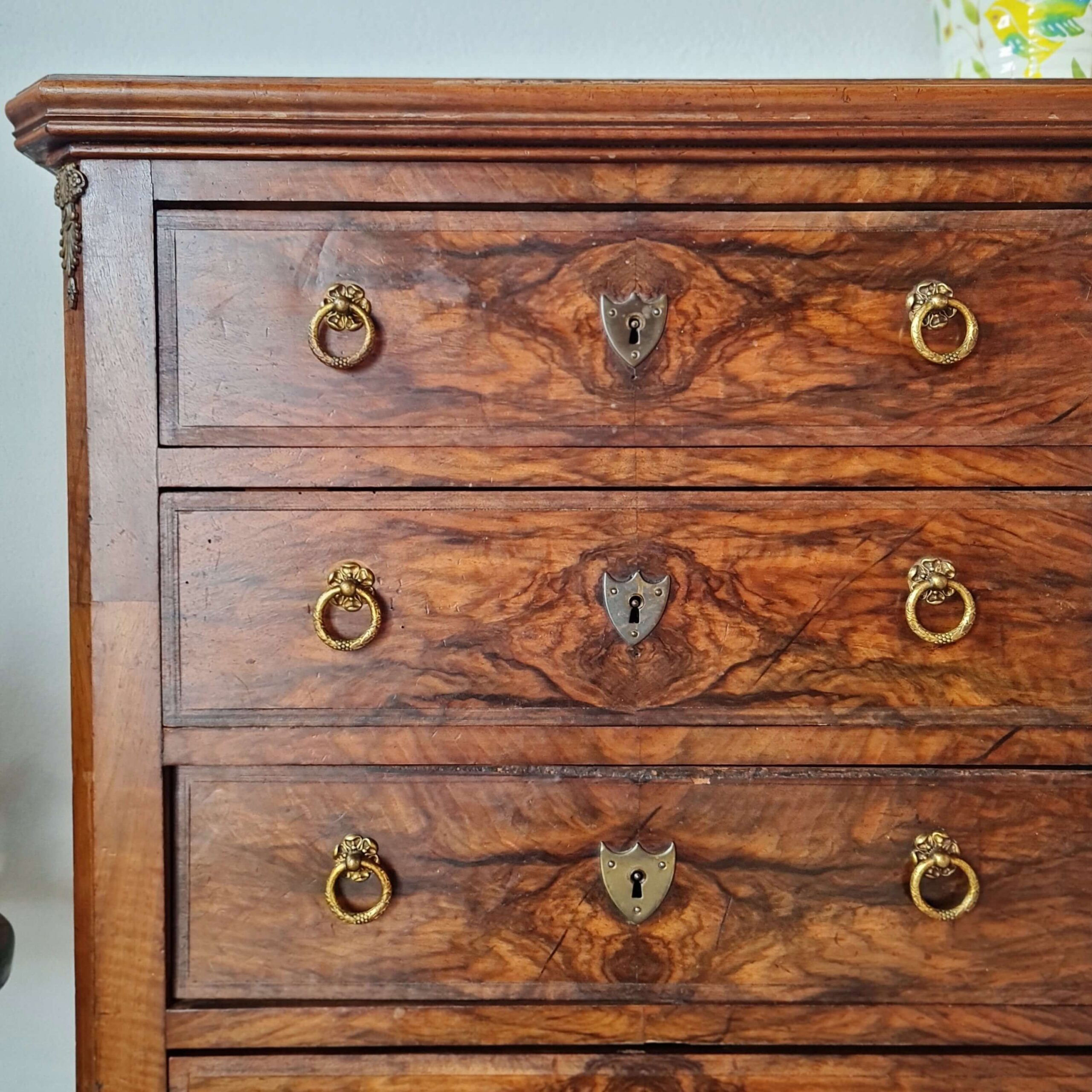 Commode ancienne style Louis XV en ronce de noyer – 4 tiroirs