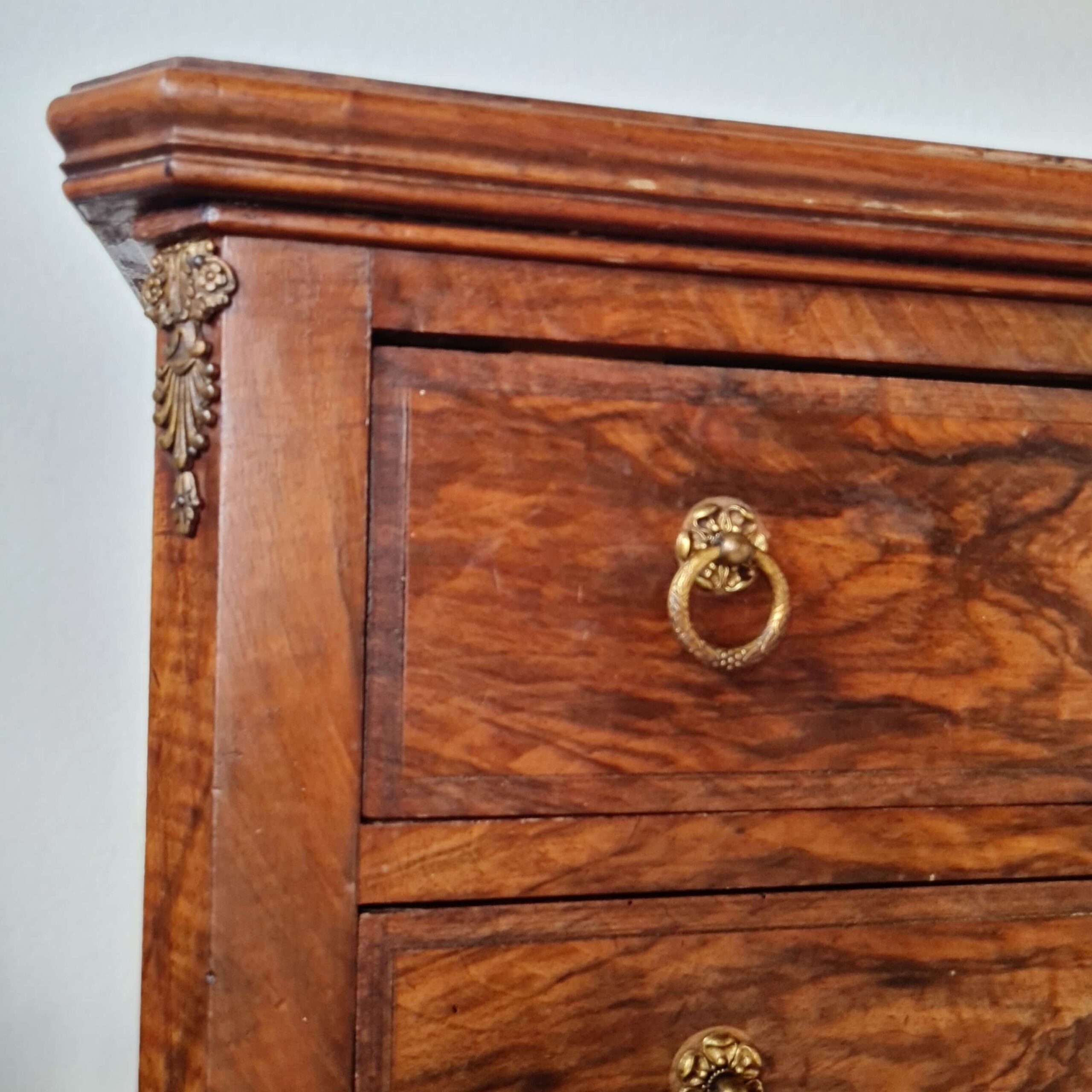 Commode ancienne style Louis XV en ronce de noyer – 4 tiroirs