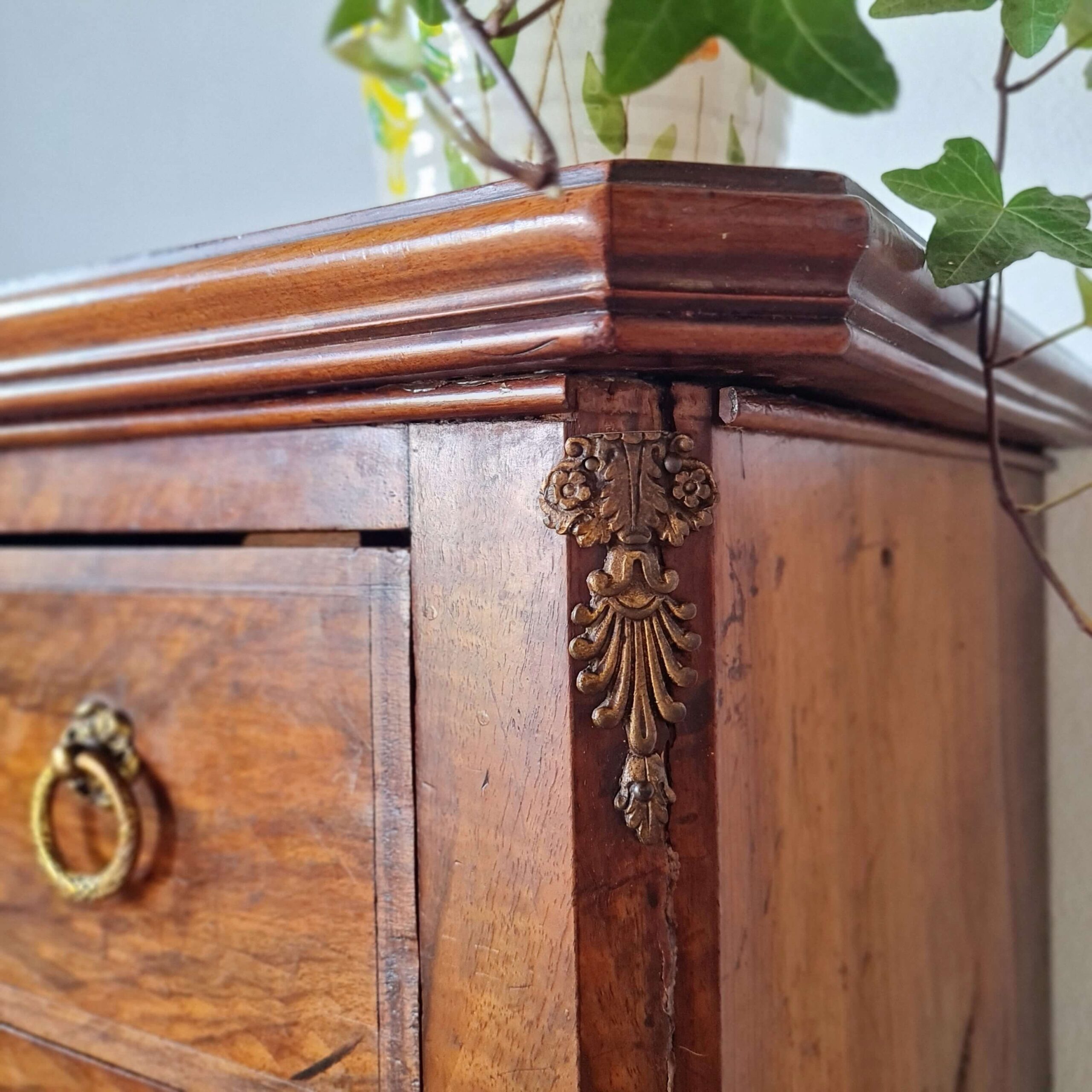 Commode ancienne style Louis XV en ronce de noyer – 4 tiroirs