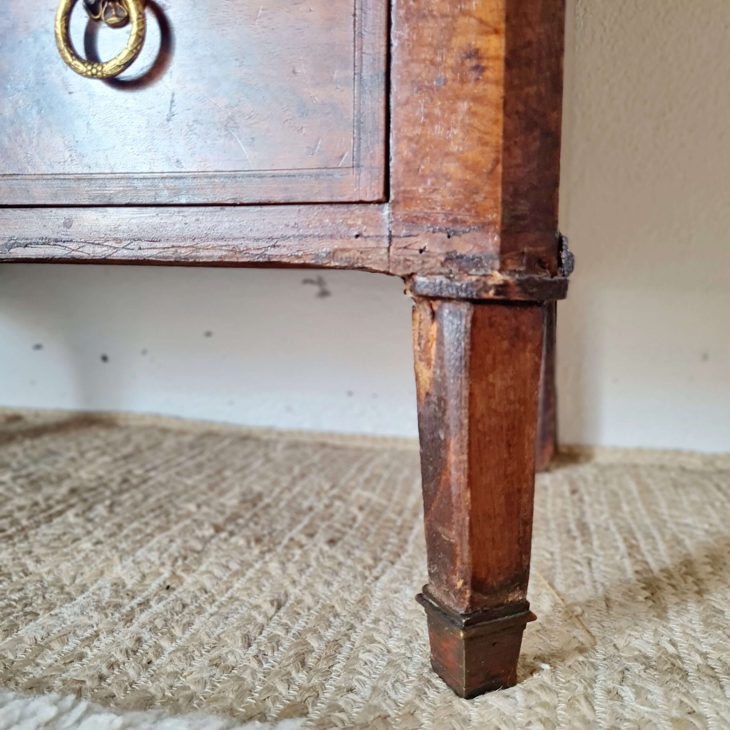 Commode ancienne style Louis XV en ronce de noyer – 4 tiroirs