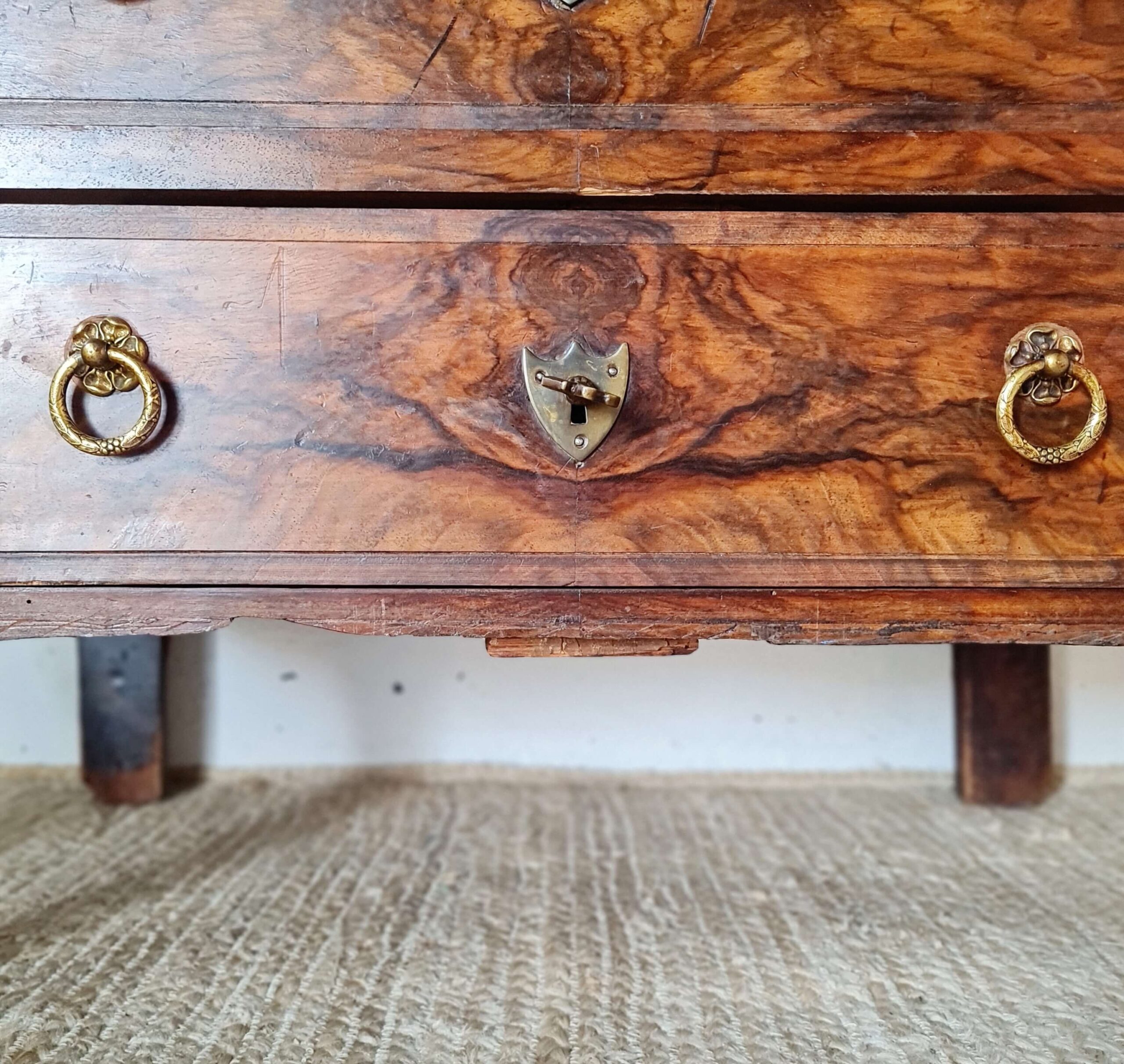 Commode ancienne style Louis XV en ronce de noyer – 4 tiroirs