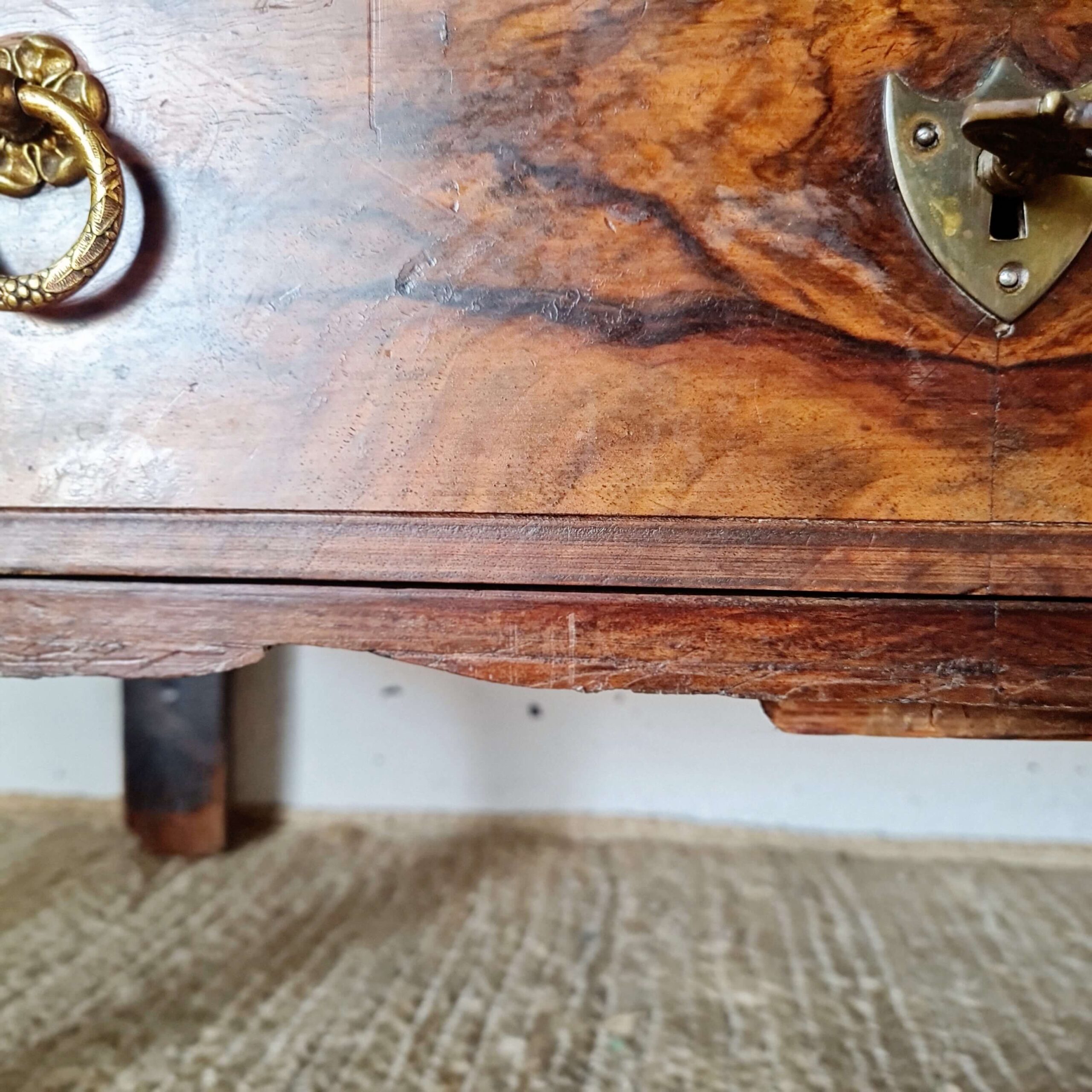 Commode ancienne style Louis XV en ronce de noyer – 4 tiroirs