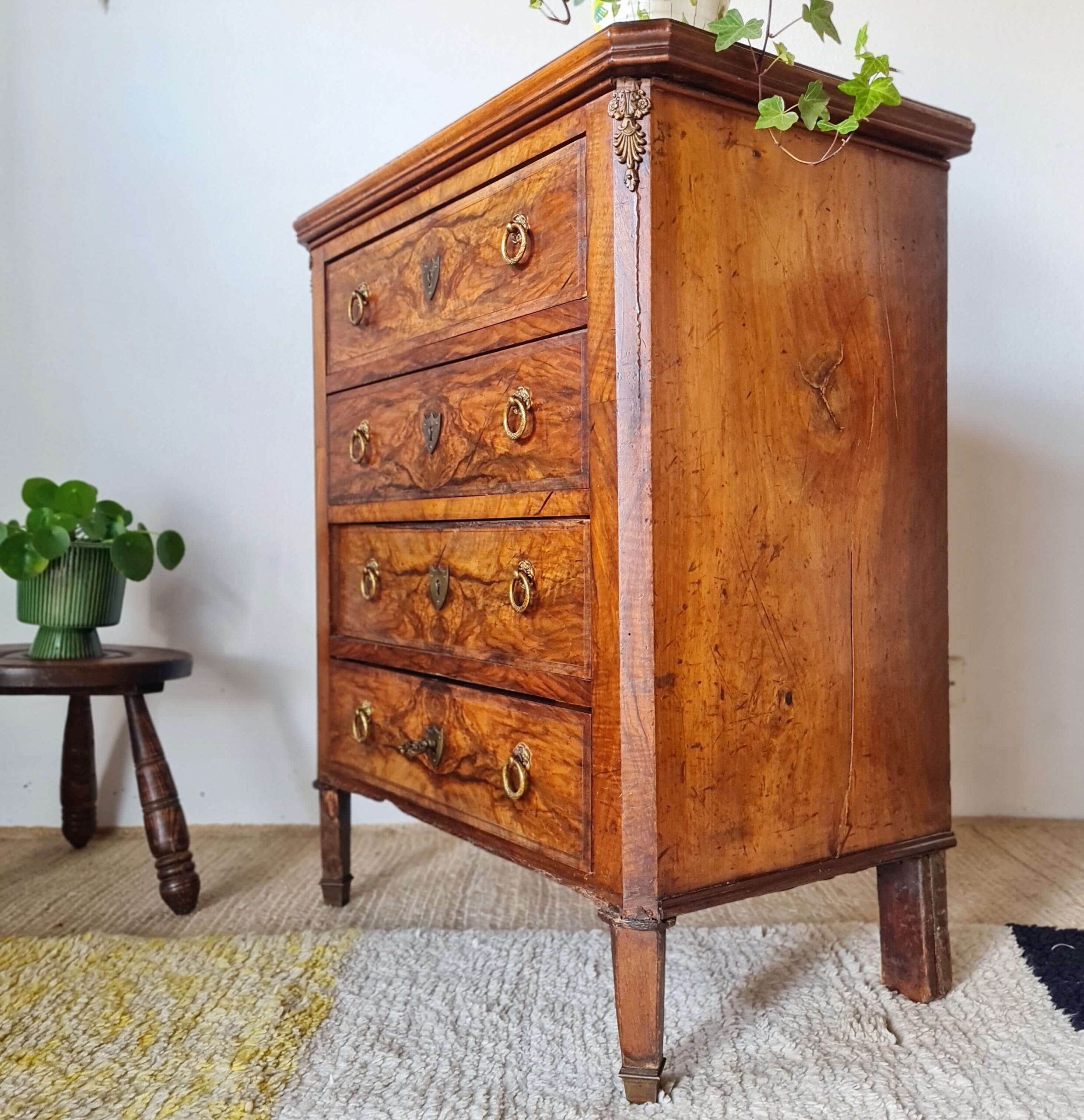 Commode ancienne style Louis XV en ronce de noyer – 4 tiroirs