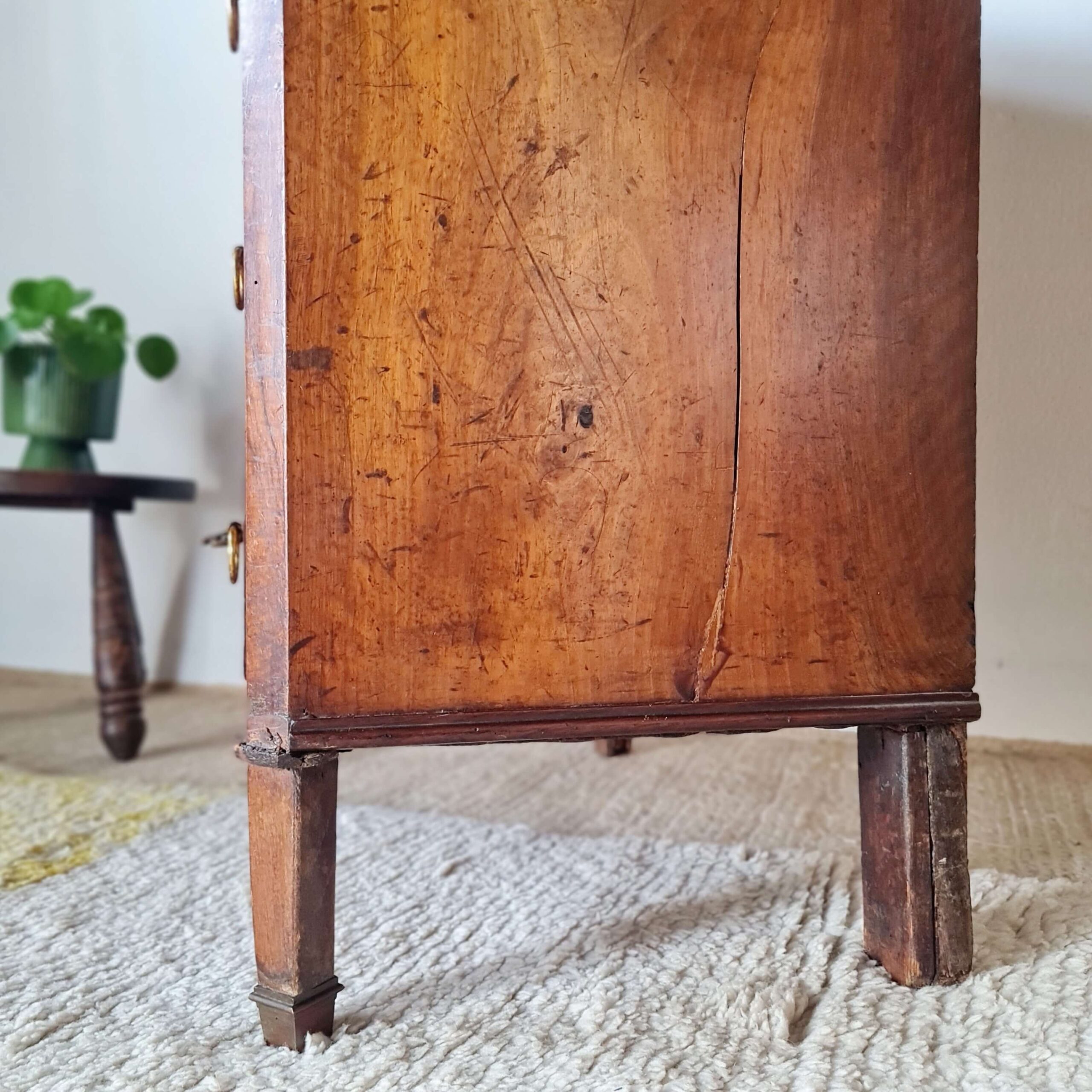 Commode ancienne style Louis XV en ronce de noyer – 4 tiroirs