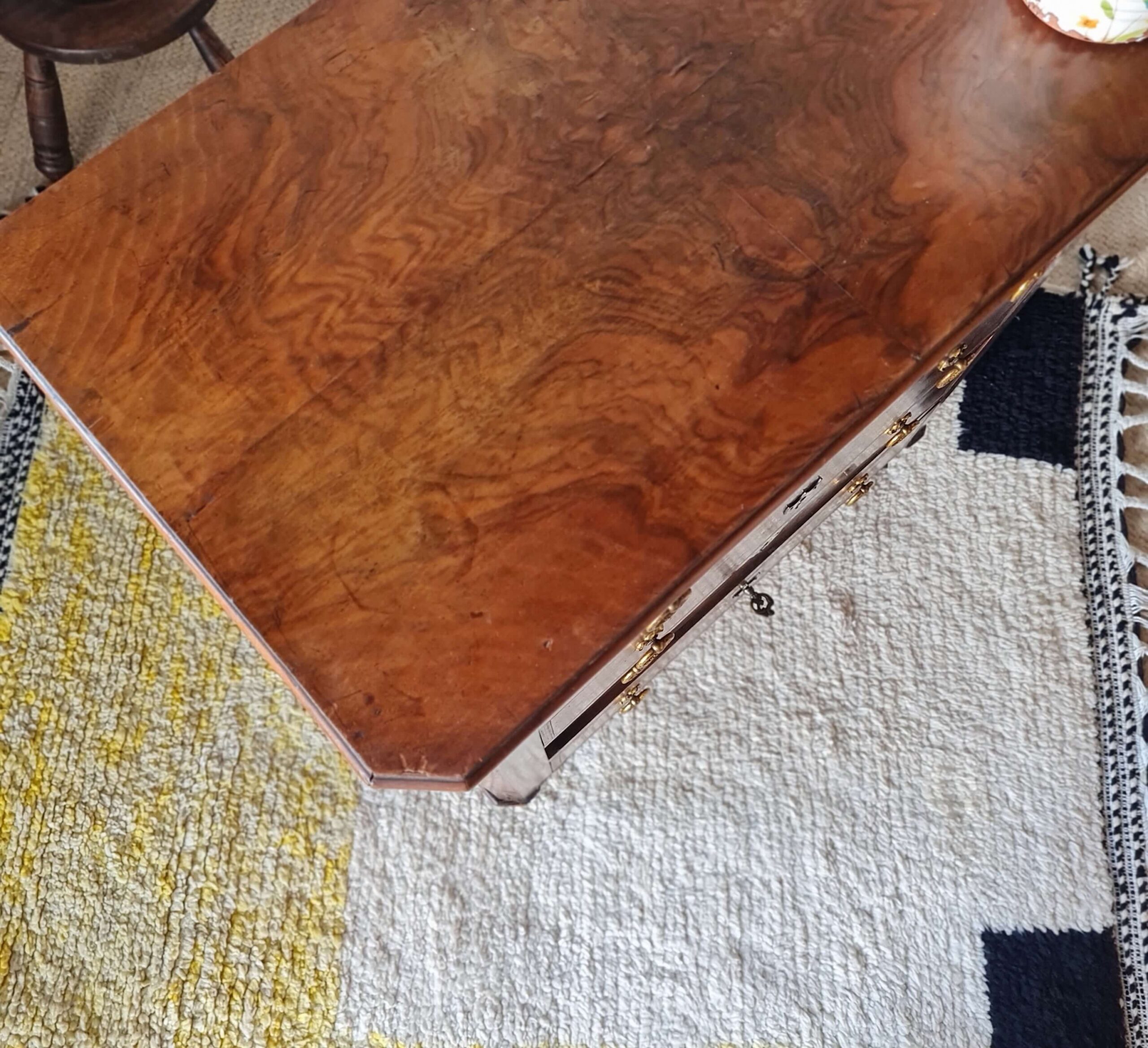 Commode ancienne style Louis XV en ronce de noyer – 4 tiroirs