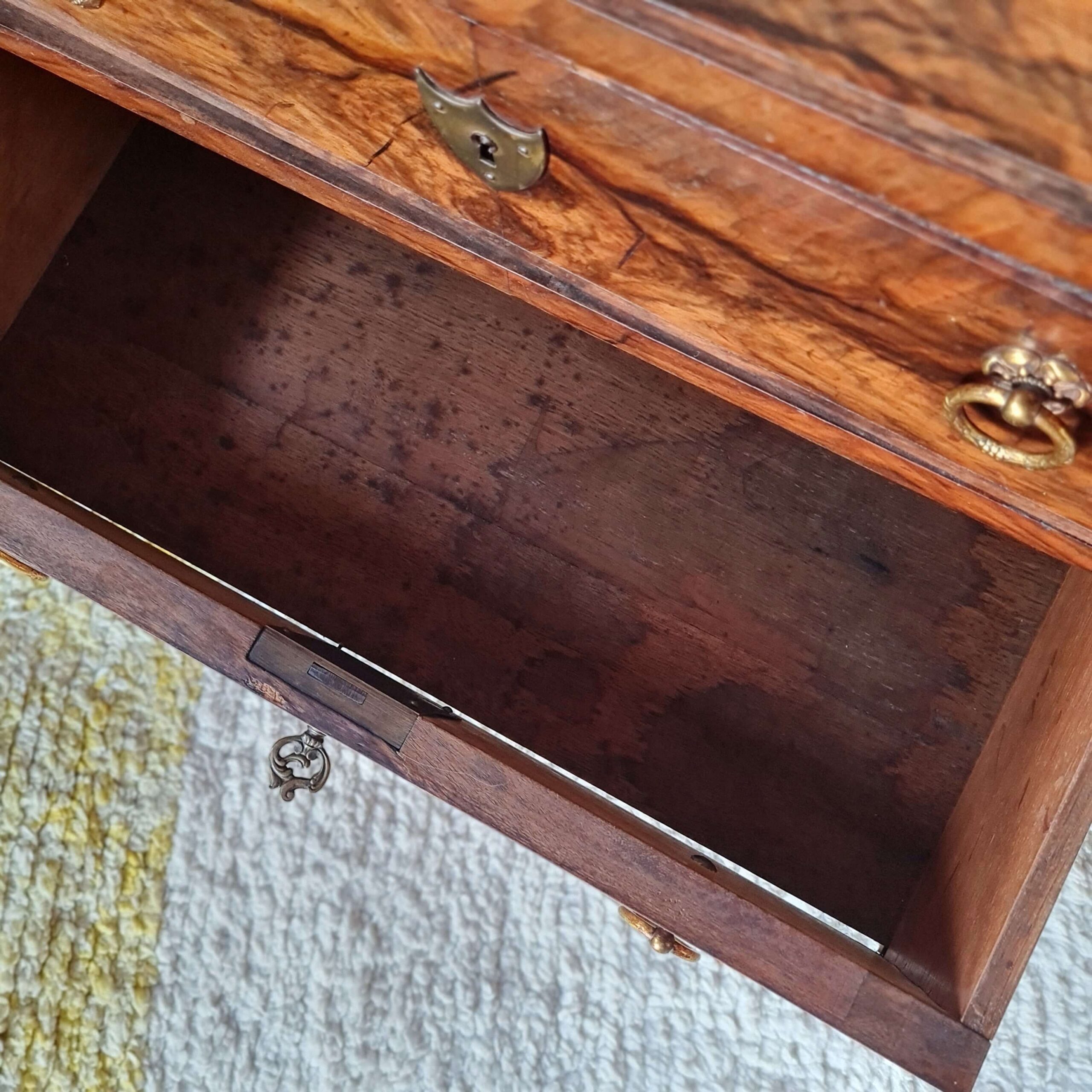 Commode ancienne style Louis XV en ronce de noyer – 4 tiroirs