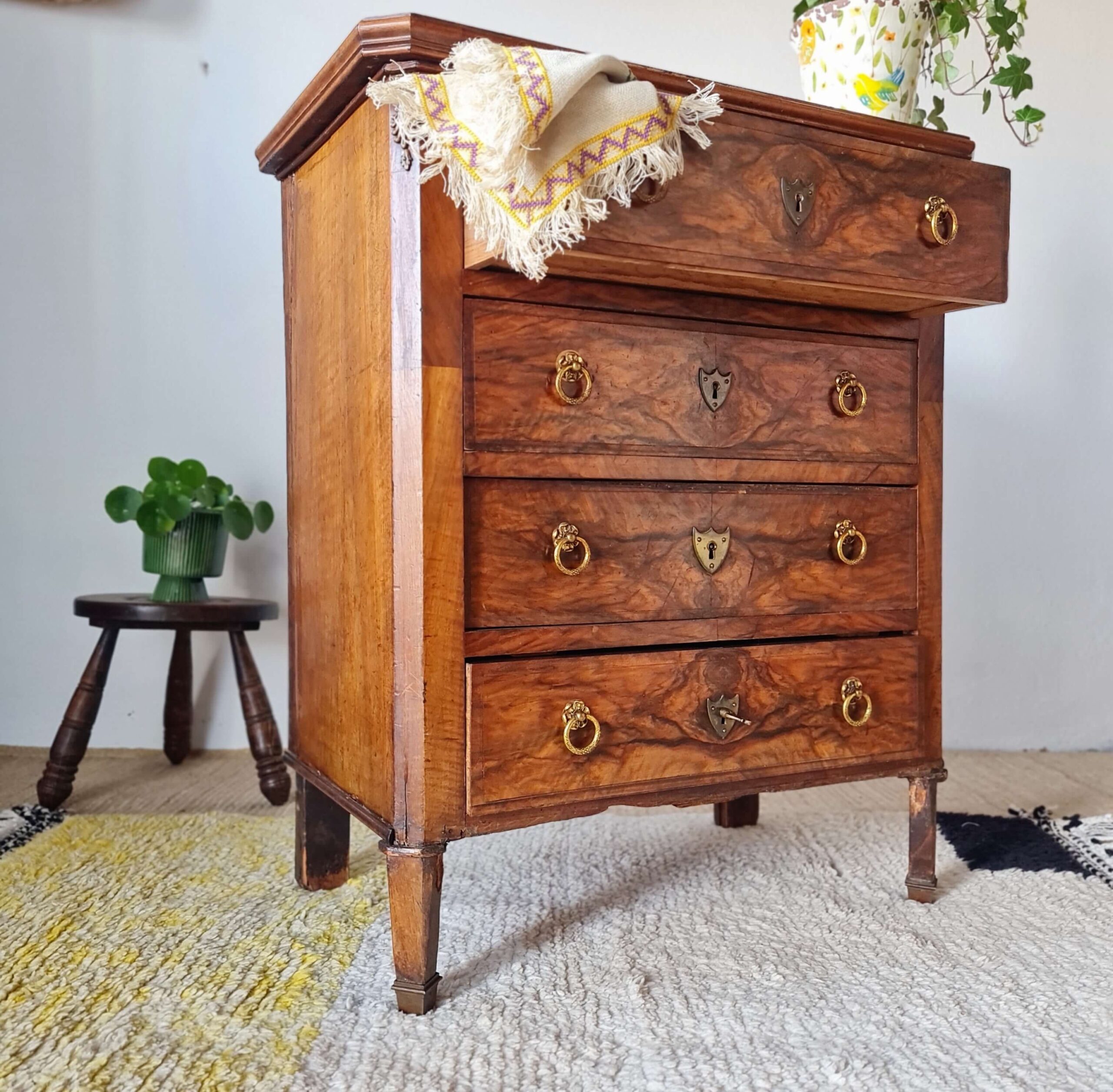 Commode ancienne style Louis XV en ronce de noyer – 4 tiroirs