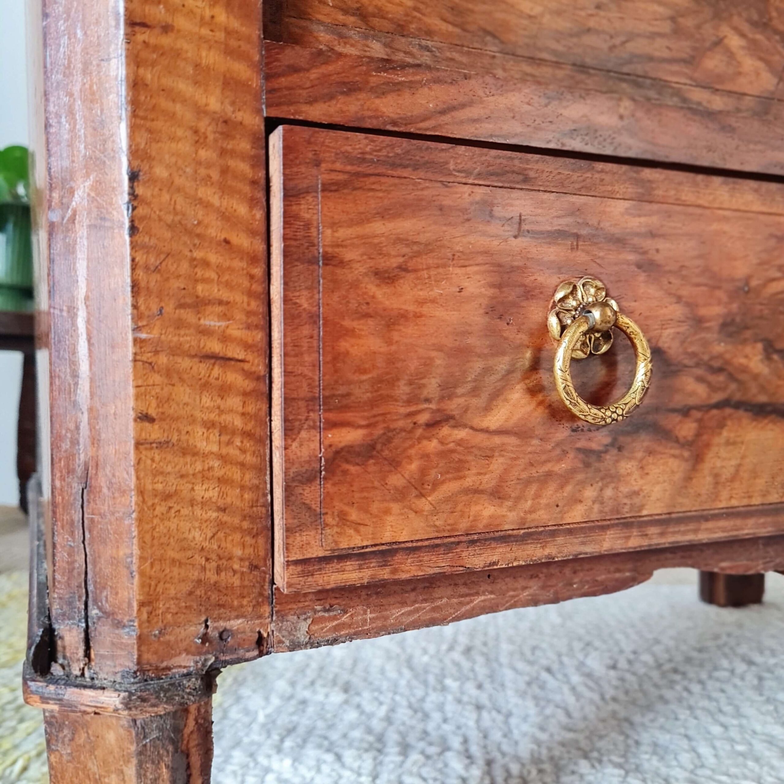 Commode ancienne style Louis XV en ronce de noyer – 4 tiroirs