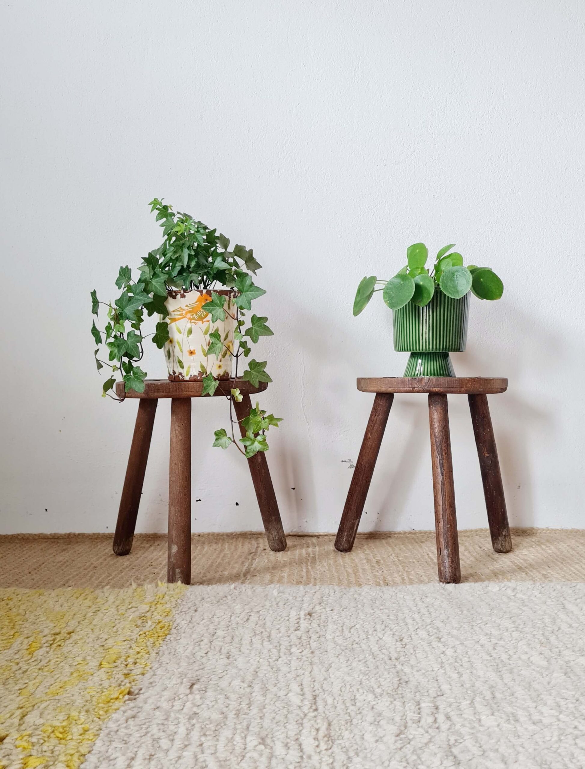 Paire de tabourets tripodes anciens brutalistes