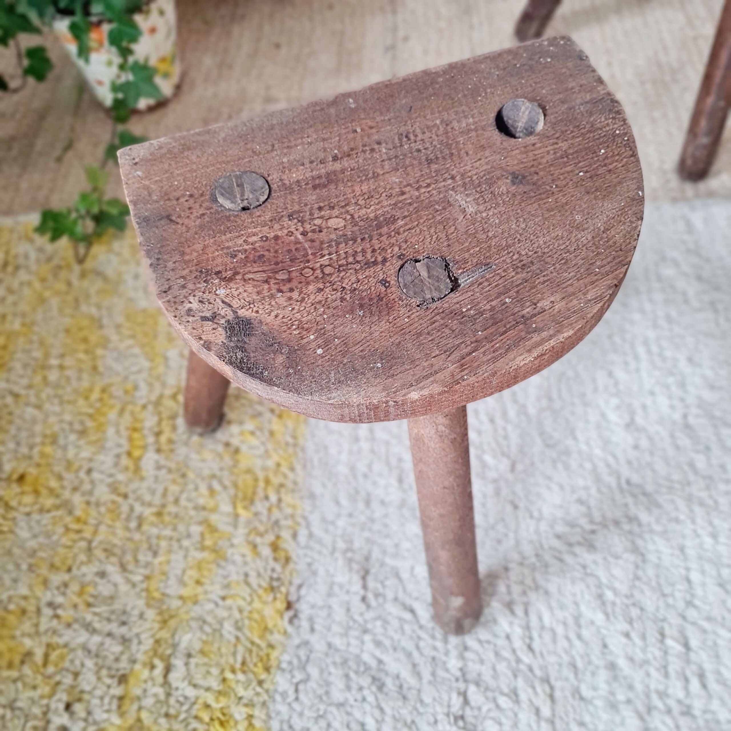 Paire de tabourets tripodes anciens brutalistes