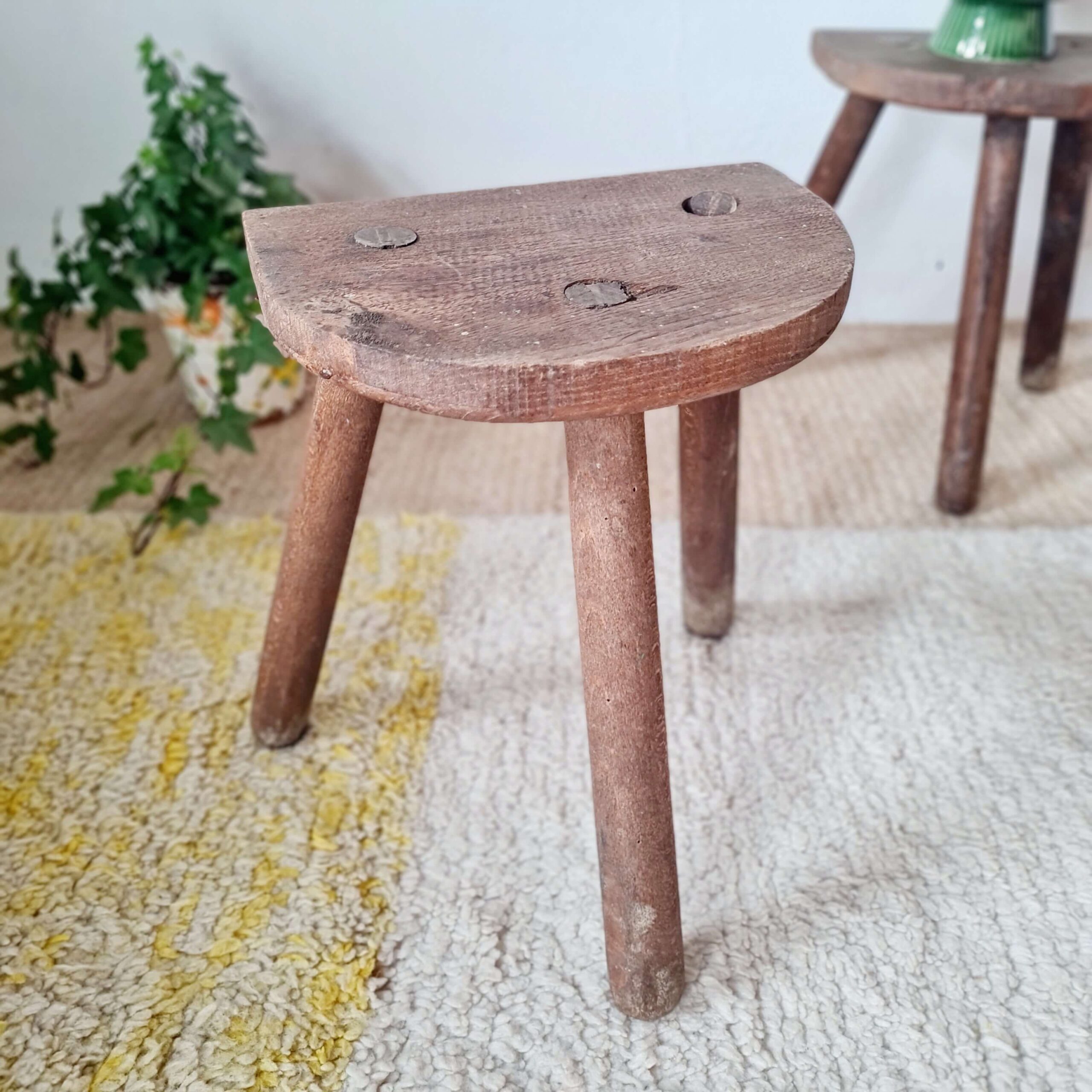 Paire de tabourets tripodes anciens brutalistes