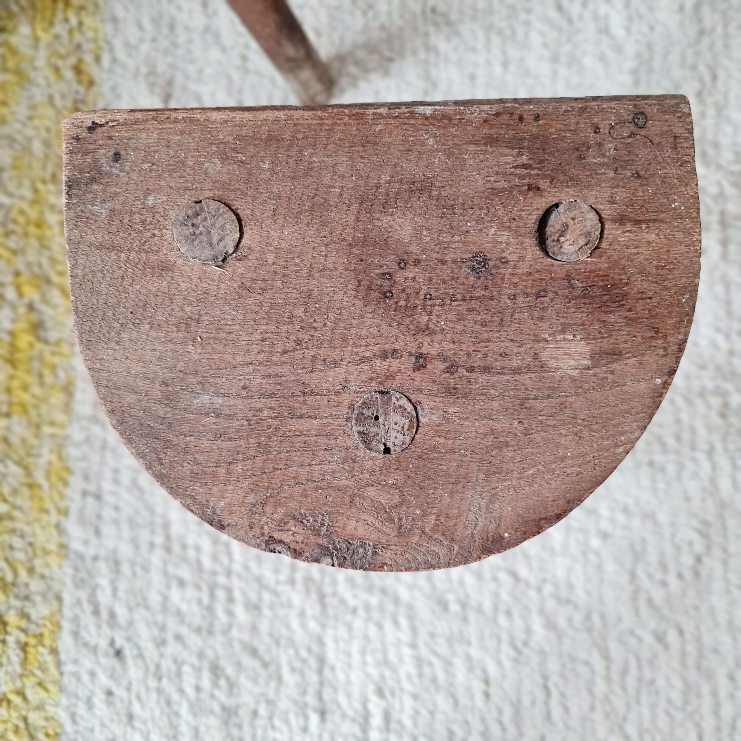 Paire de tabourets tripodes anciens brutalistes