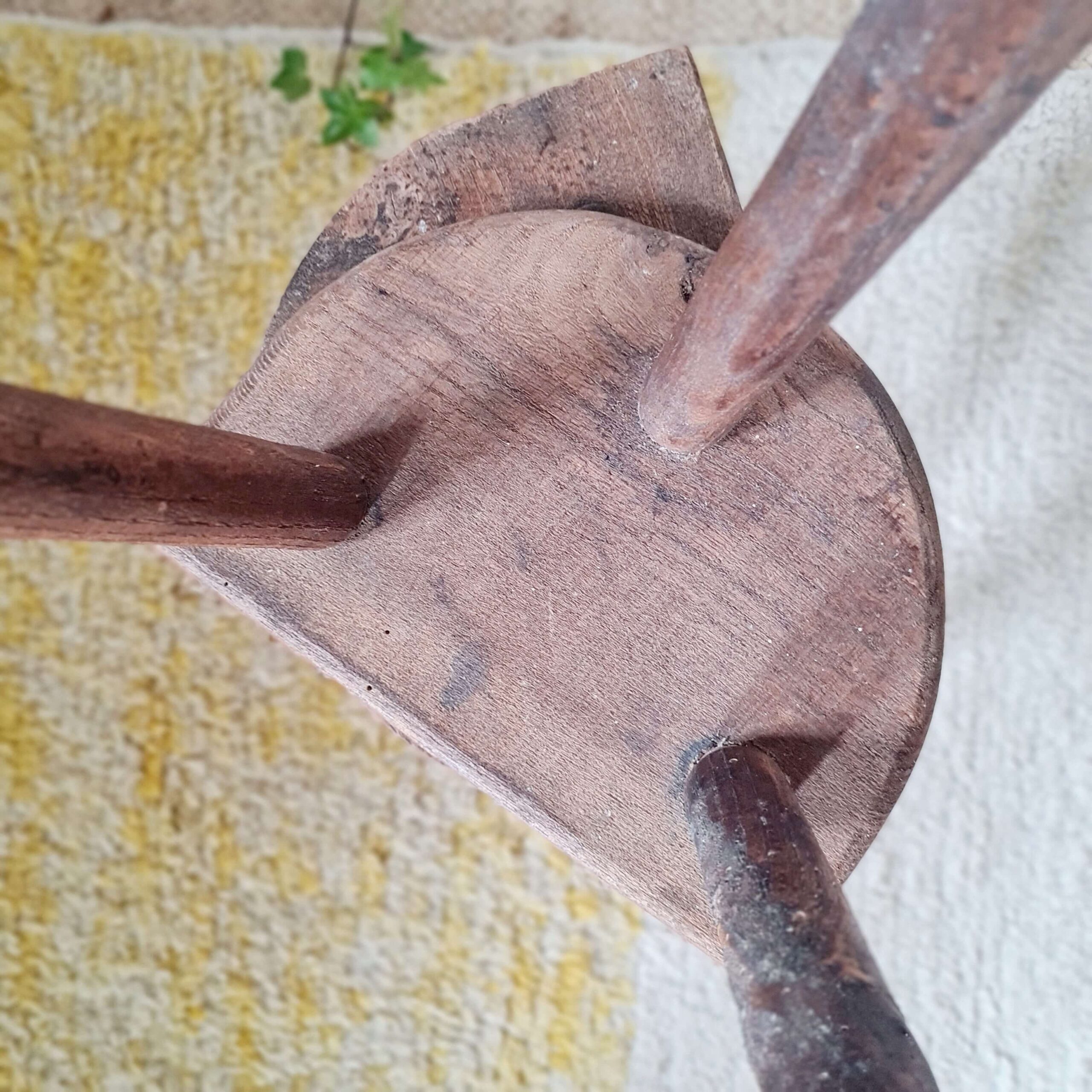 Paire de tabourets tripodes anciens brutalistes