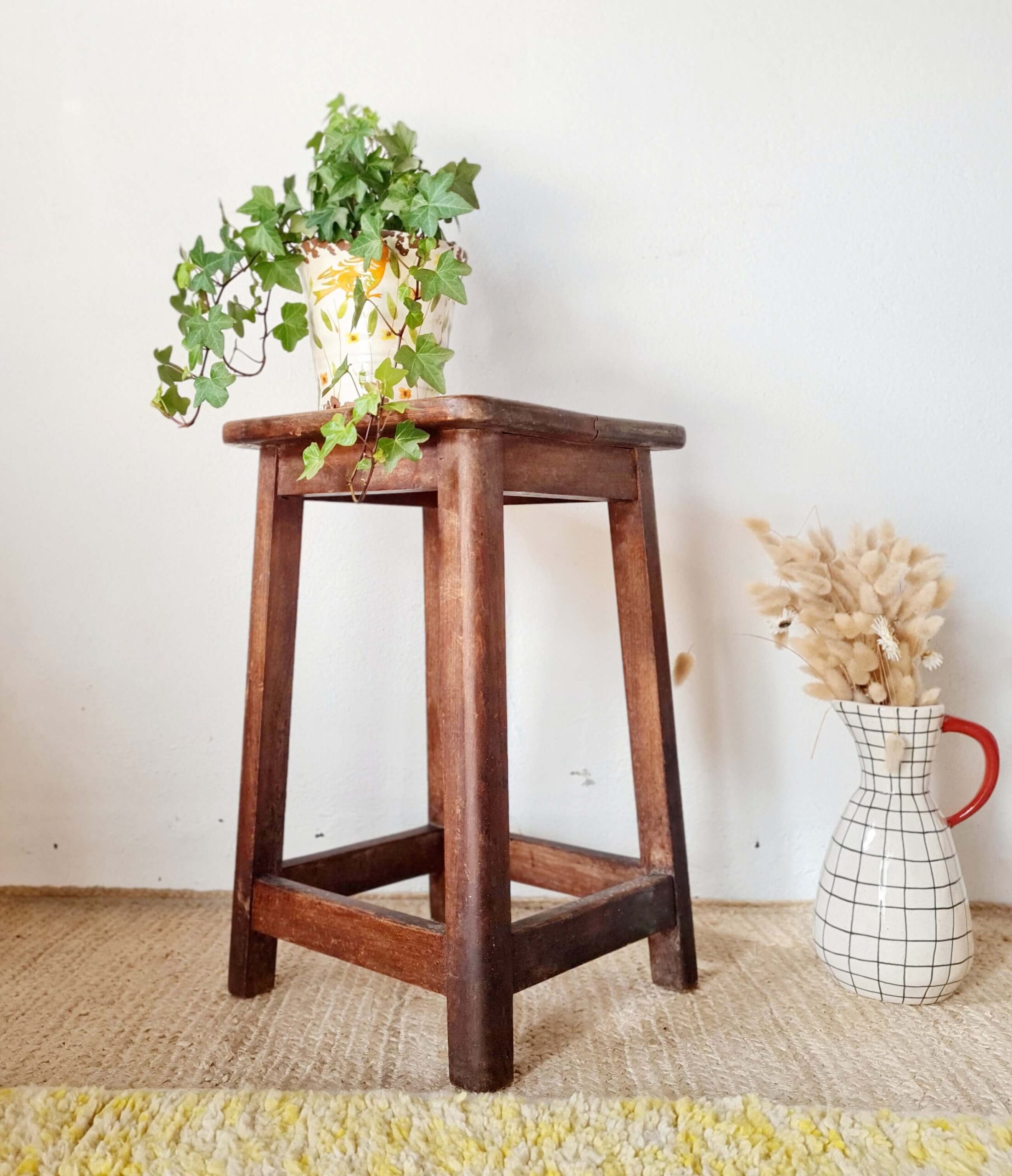 Tabouret de ferme ancien en chêne massif – Look Brutaliste Rustique