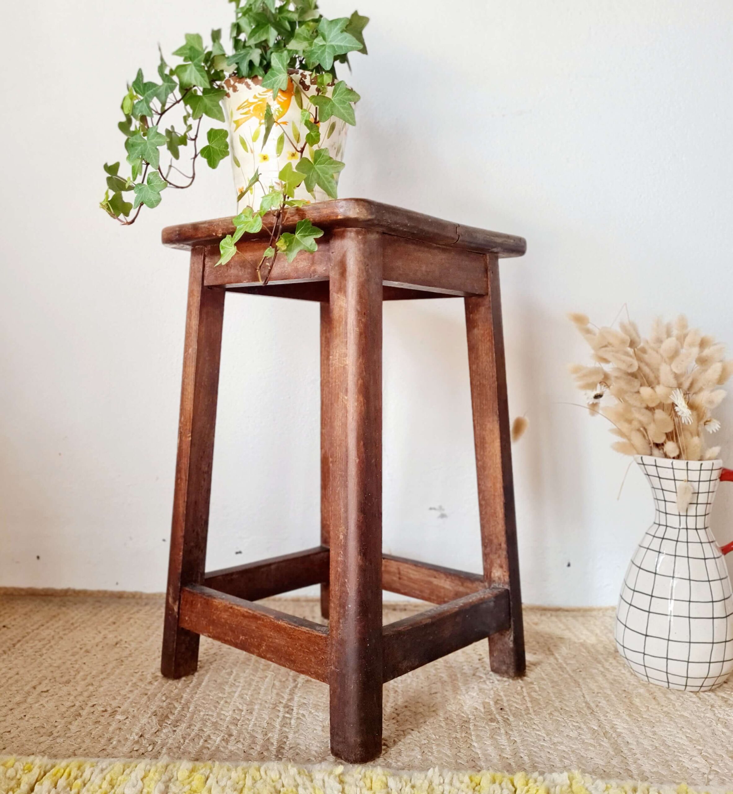 Tabouret de ferme ancien en chêne massif – Look Brutaliste Rustique