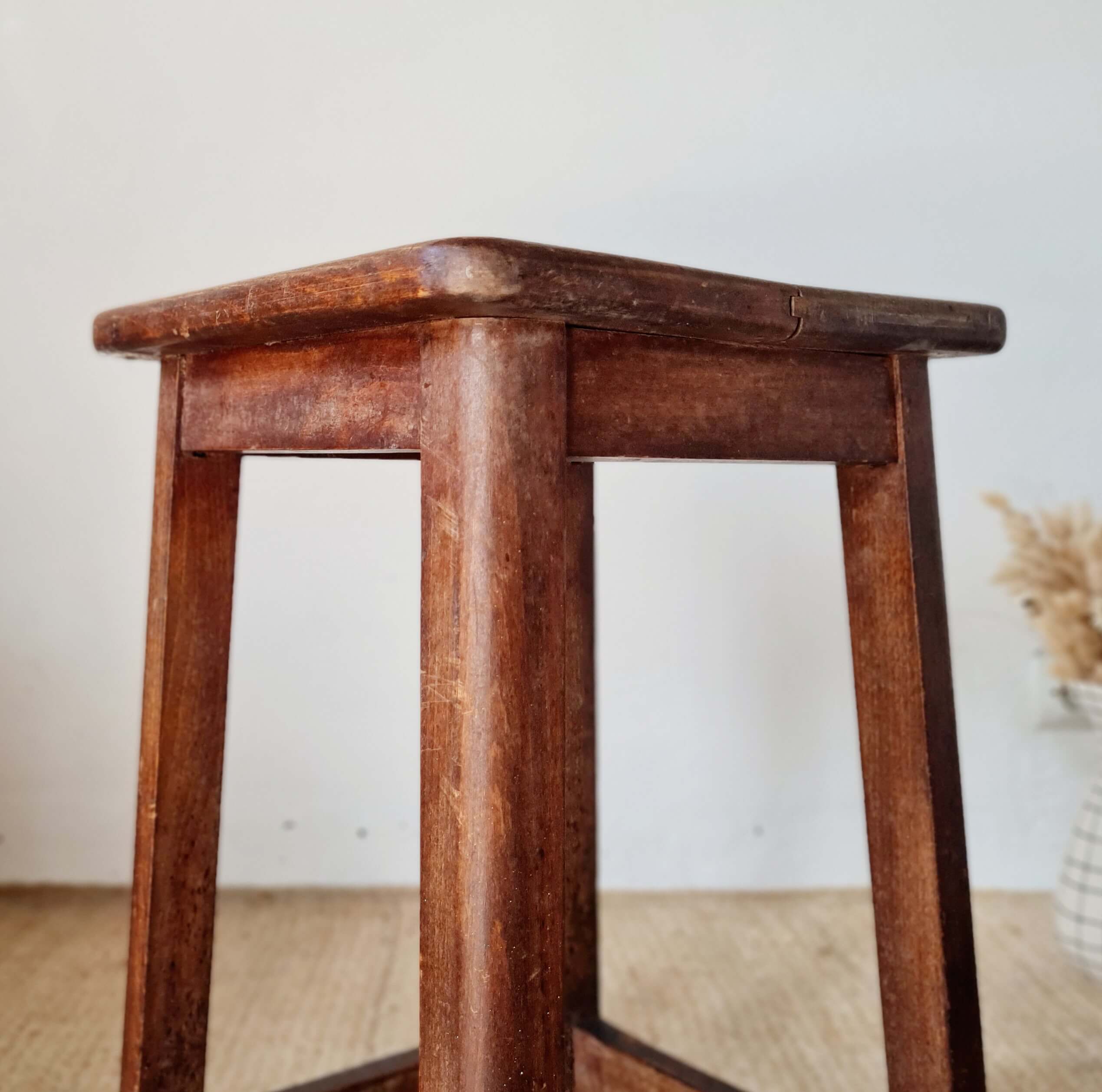 Tabouret de ferme ancien en chêne massif – Look Brutaliste Rustique