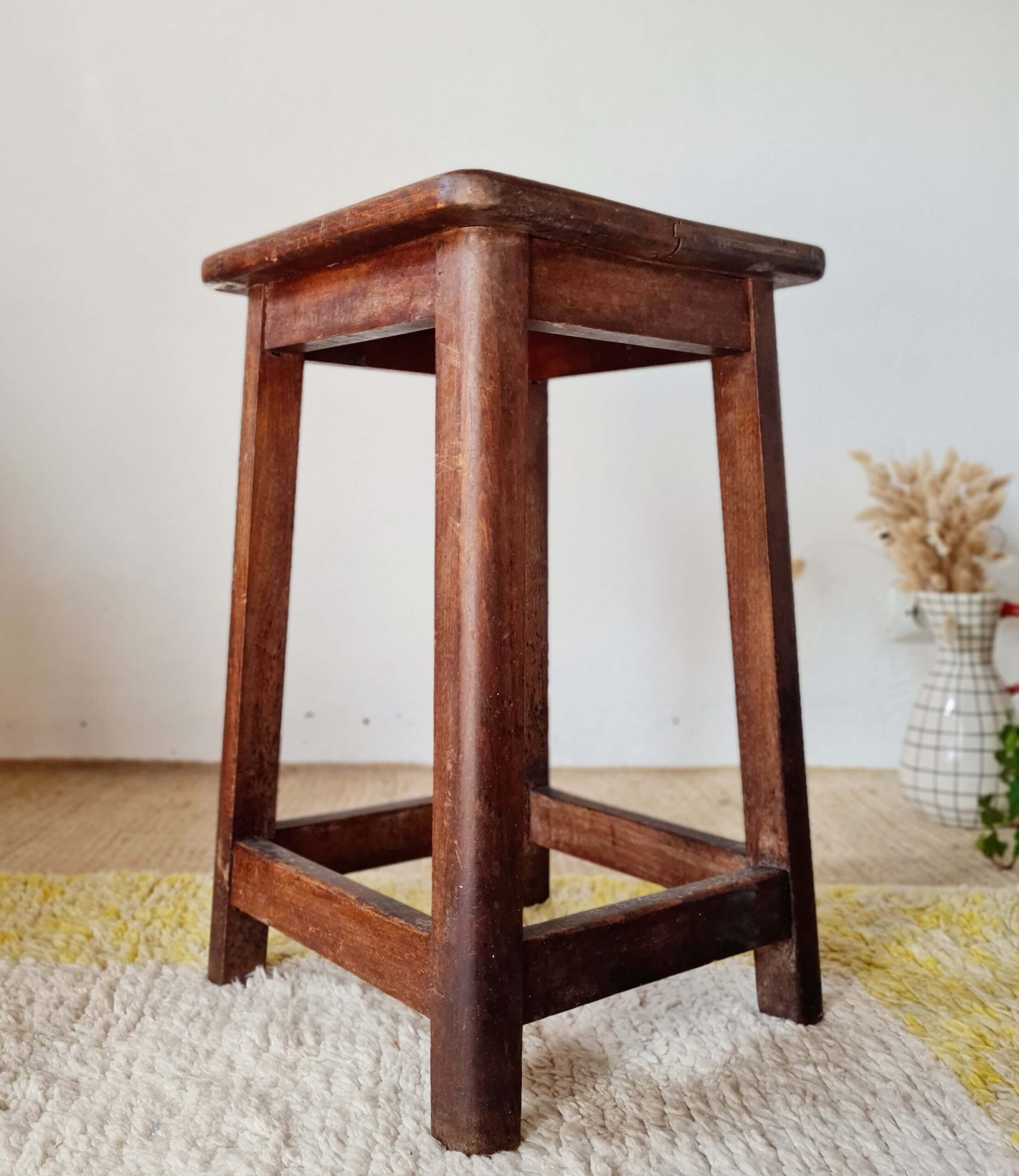 Tabouret de ferme ancien en chêne massif – Look Brutaliste Rustique