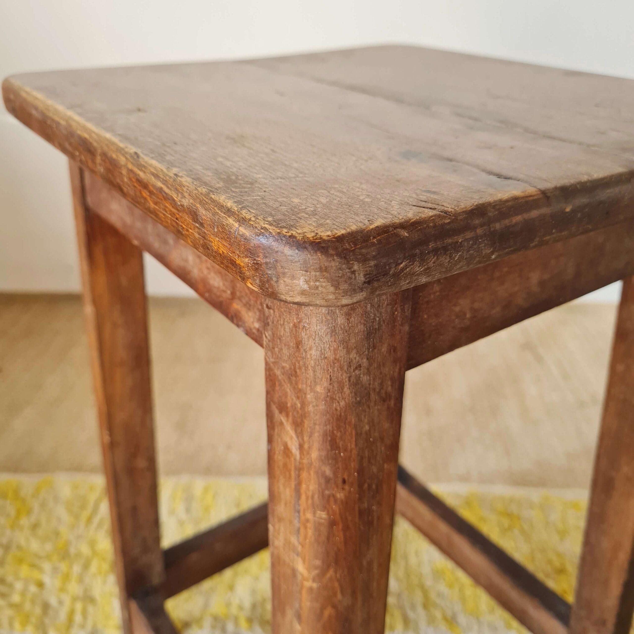 Tabouret de ferme ancien en chêne massif – Look Brutaliste Rustique