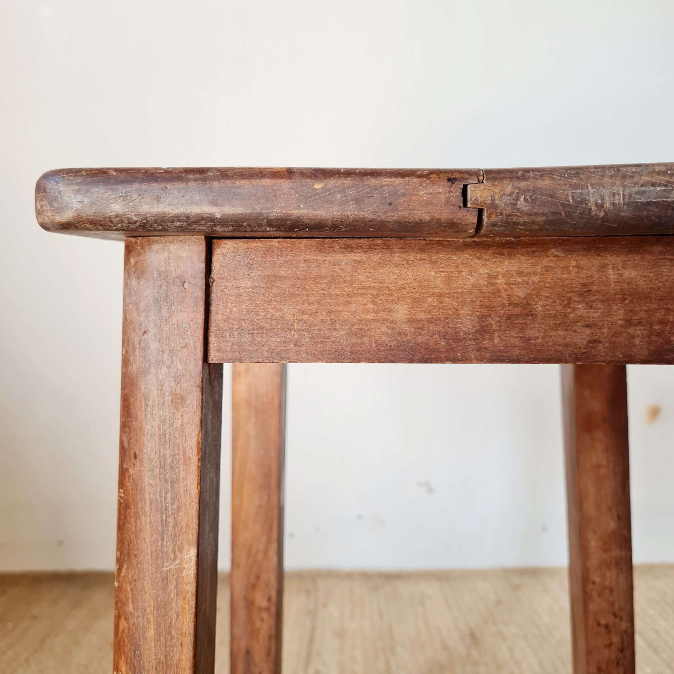 Tabouret de ferme ancien en chêne massif – Look Brutaliste Rustique