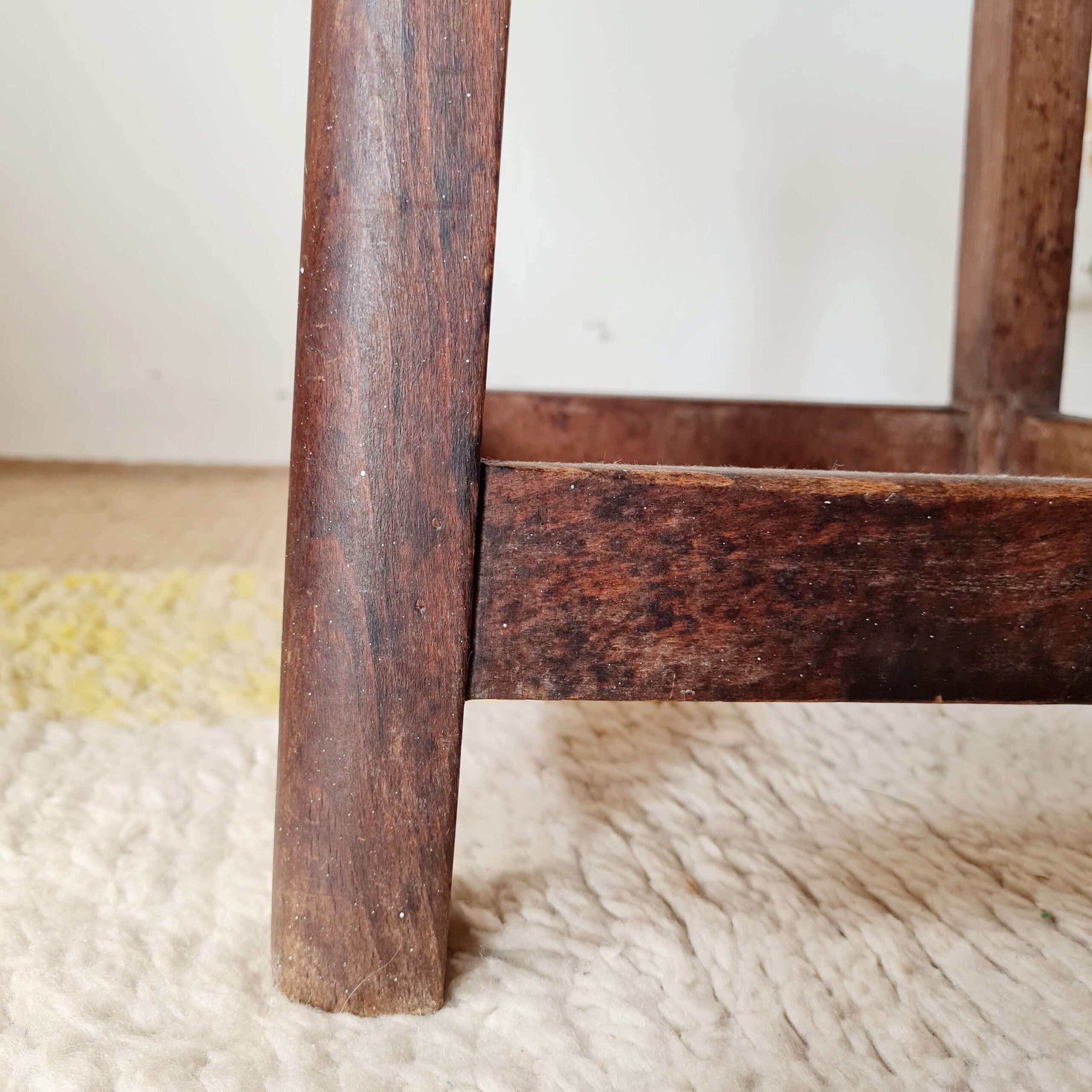 Tabouret de ferme ancien en chêne massif – Look Brutaliste Rustique