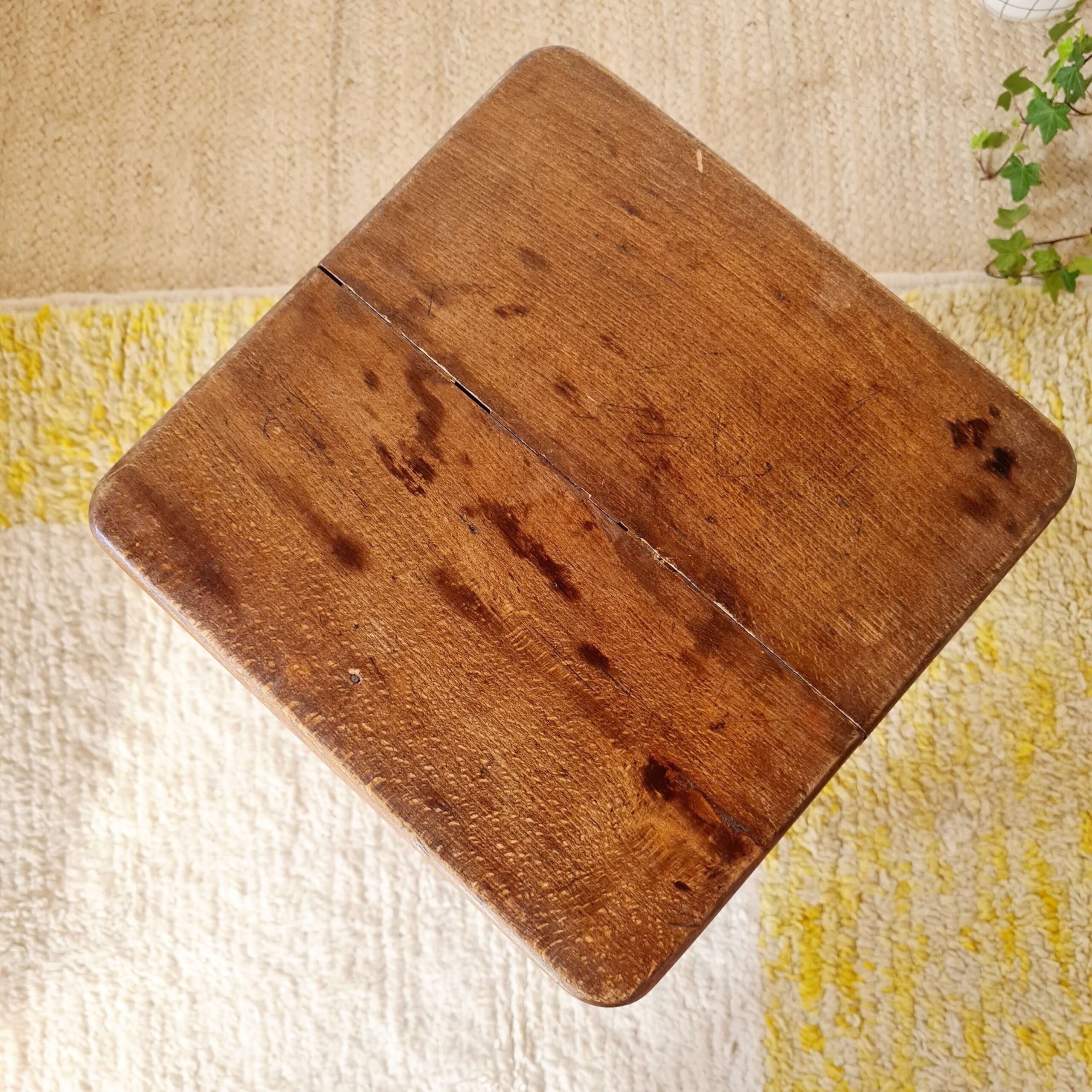 Tabouret de ferme ancien en chêne massif – Look Brutaliste Rustique