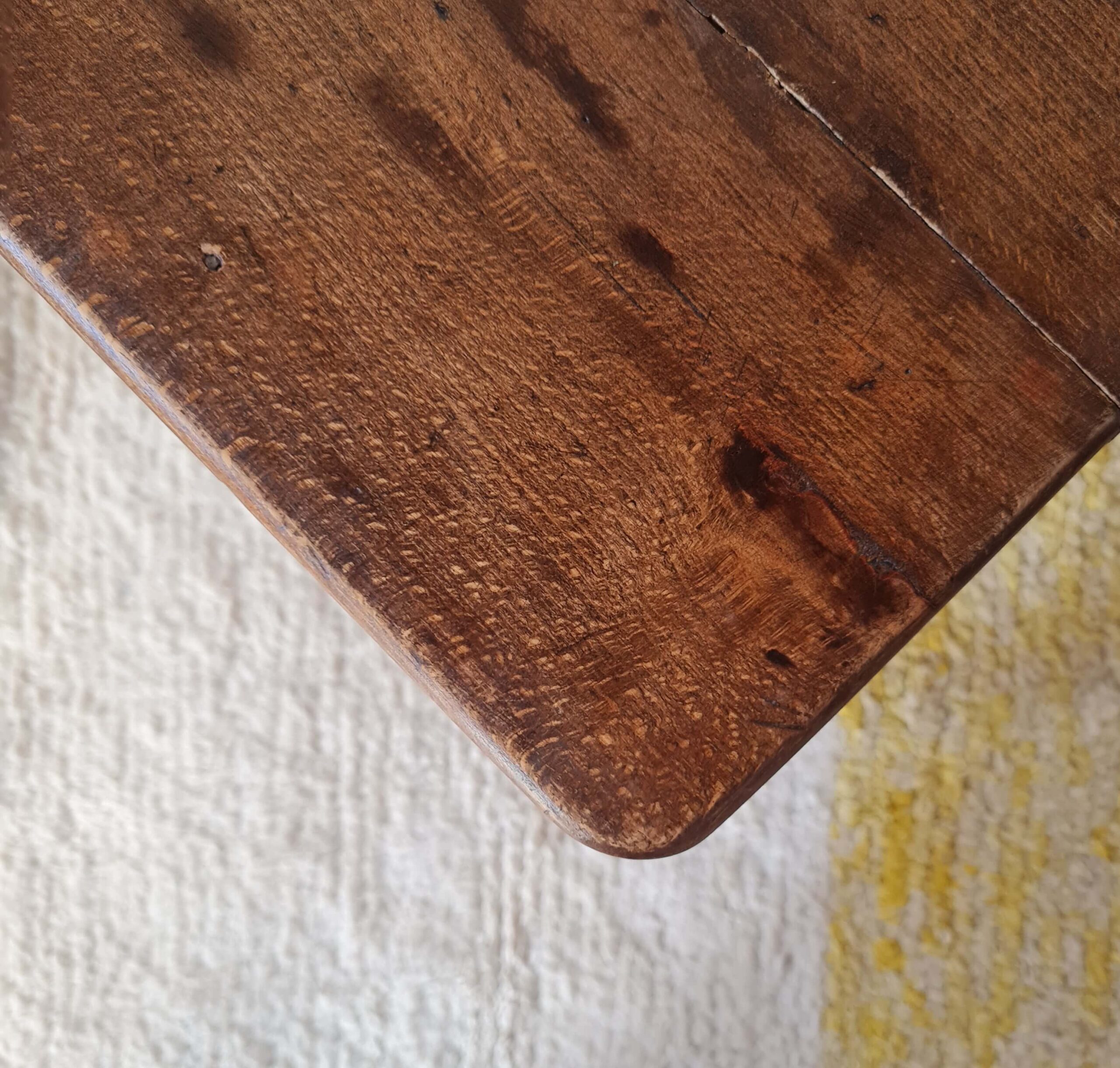 Tabouret de ferme ancien en chêne massif – Look Brutaliste Rustique